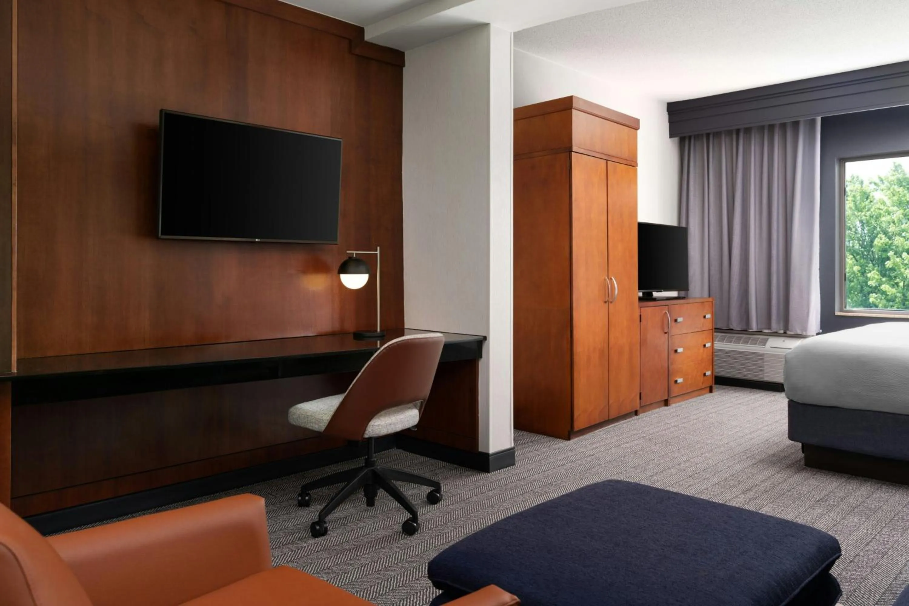 Photo of the whole room, Bed in Courtyard Dayton-University of Dayton