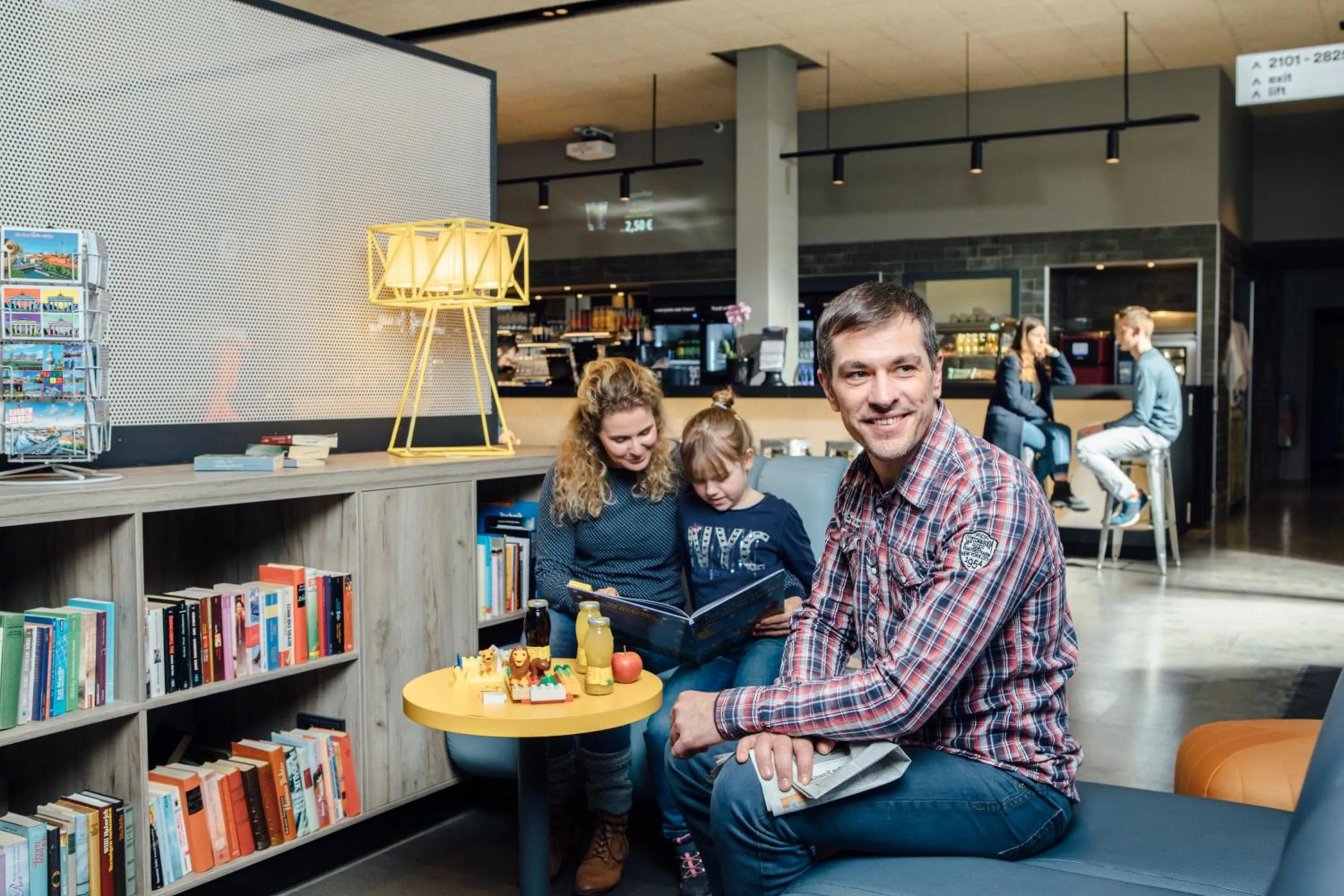 Communal lounge/ TV room in a&o Nürnberg Hauptbahnhof