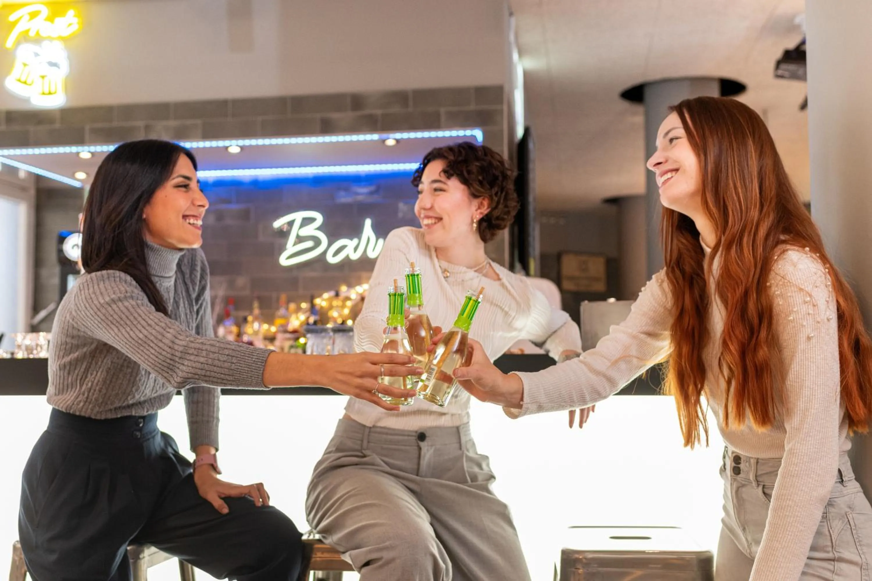 Lounge or bar in a&o Nürnberg Hauptbahnhof