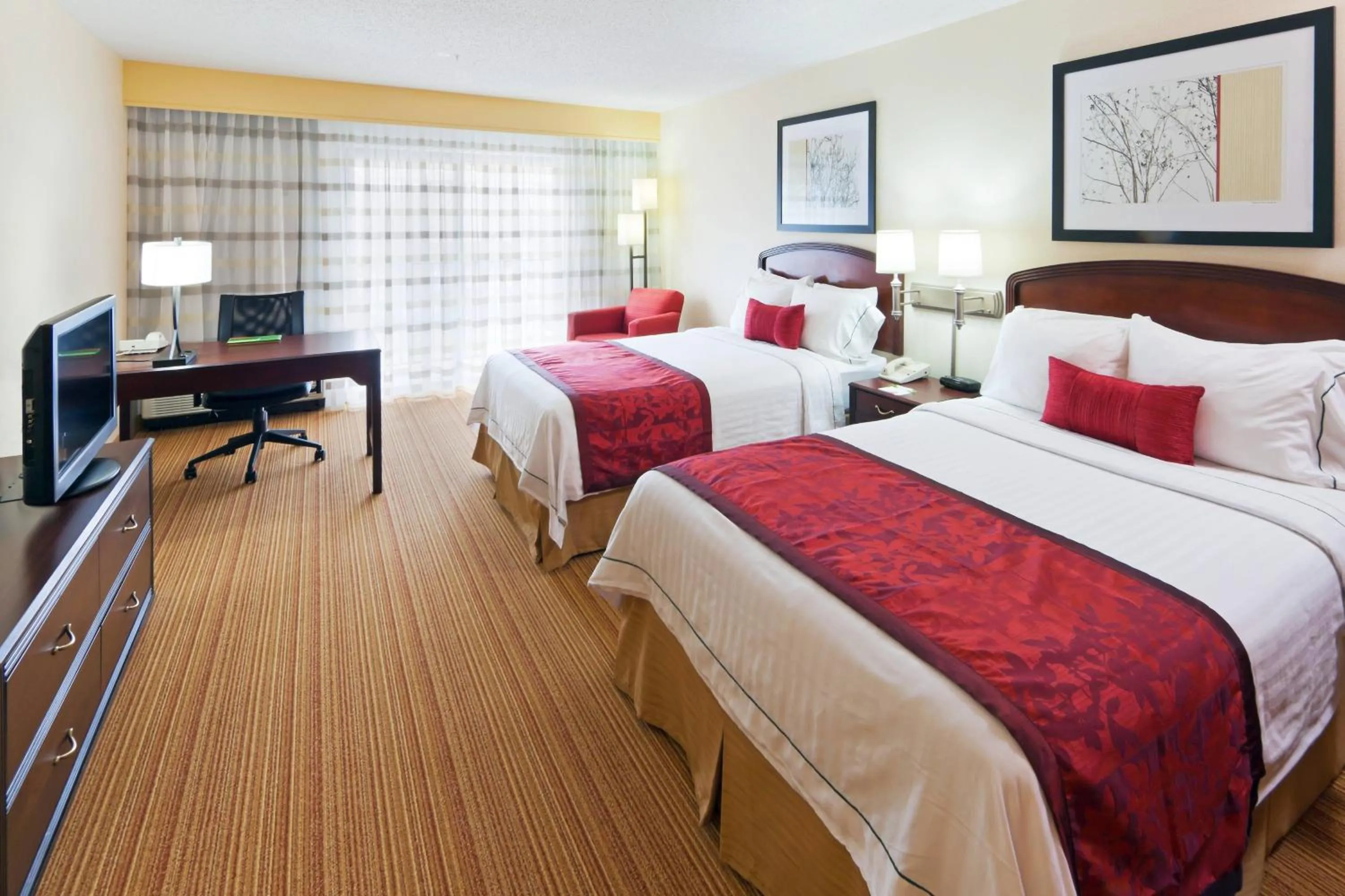 Photo of the whole room, Bed in Courtyard Boulder Longmont