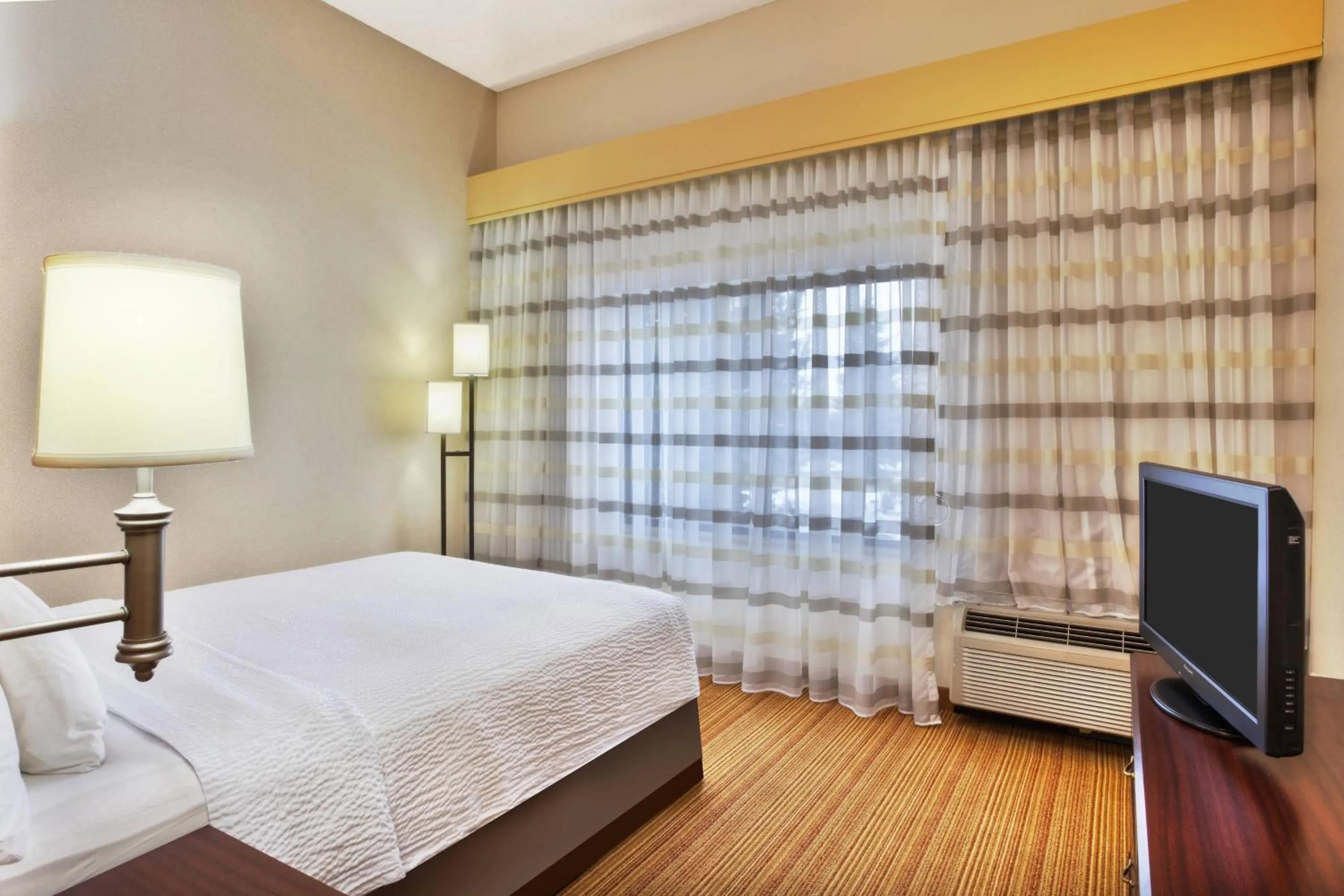 Bedroom, Bed in Courtyard Boulder Longmont