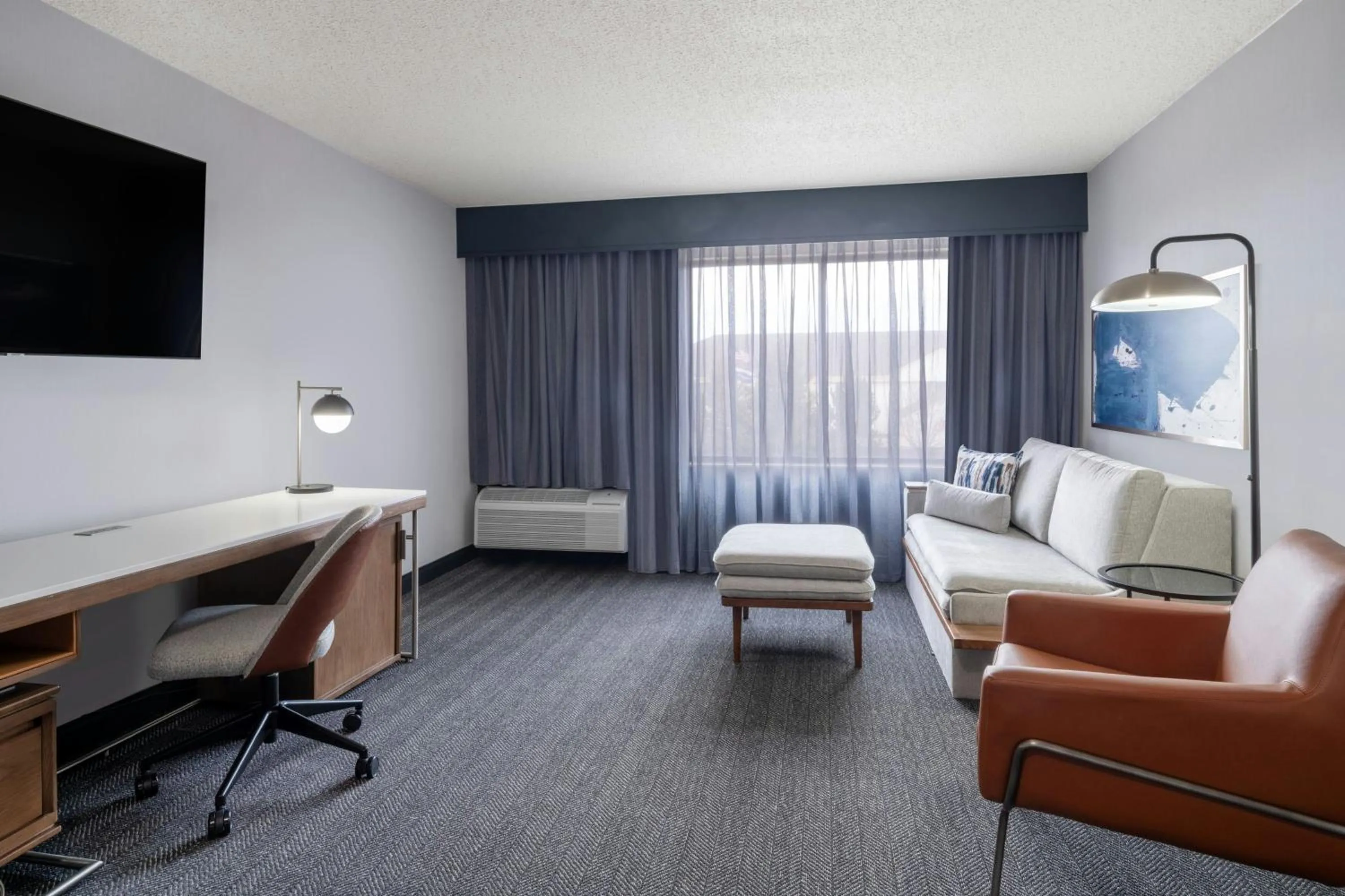 Living room in Courtyard by Marriott Boulder Broomfield