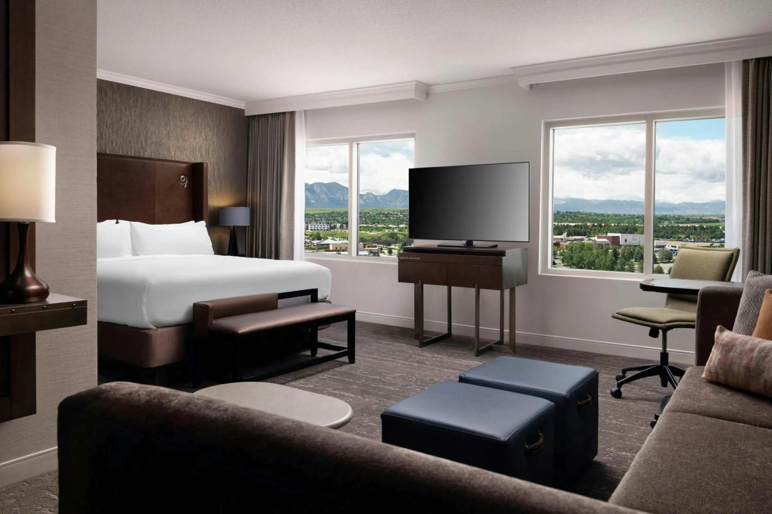 Photo of the whole room, Bed in Renaissance Boulder Flatiron Hotel