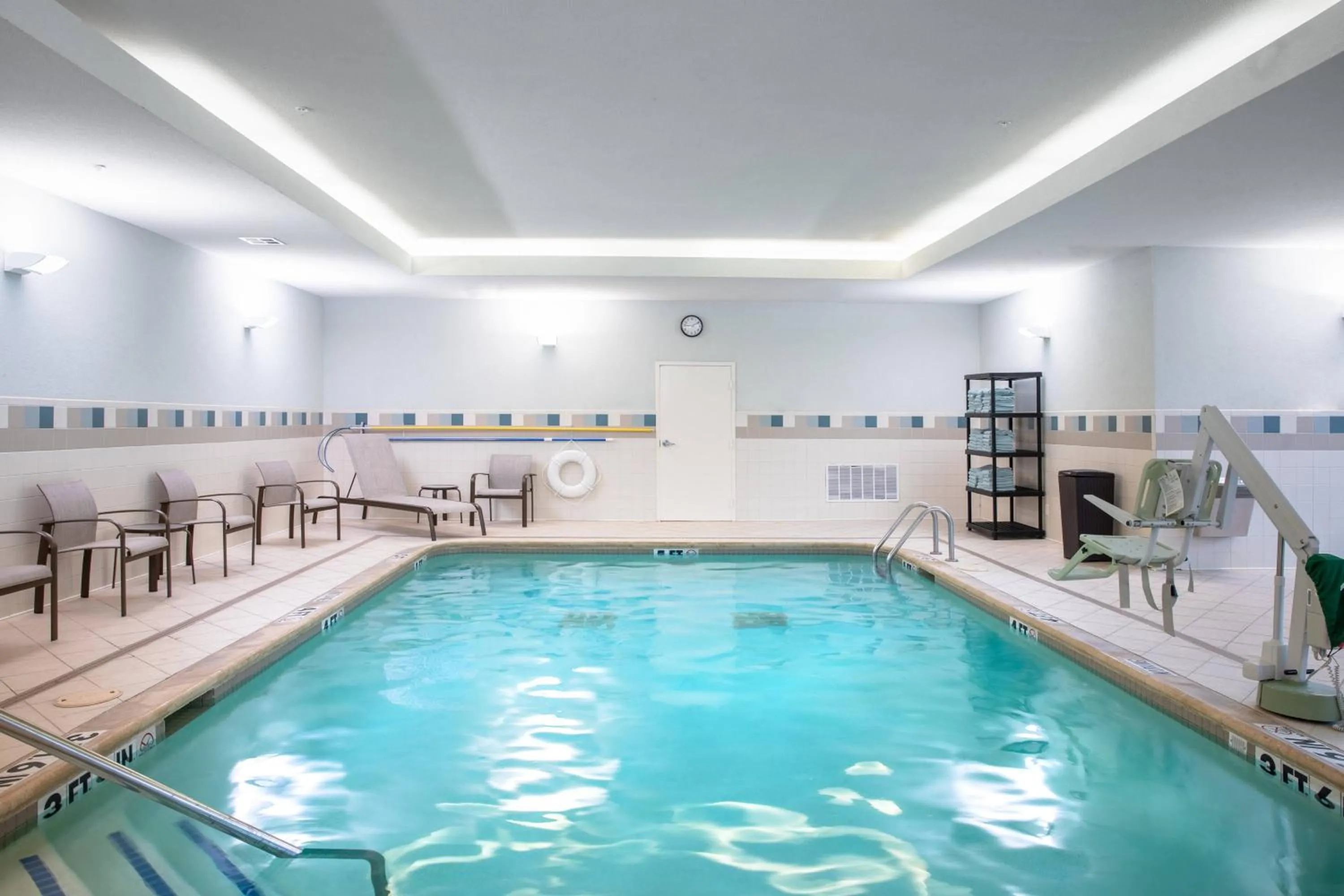 Swimming pool in Courtyard by Marriott Denton