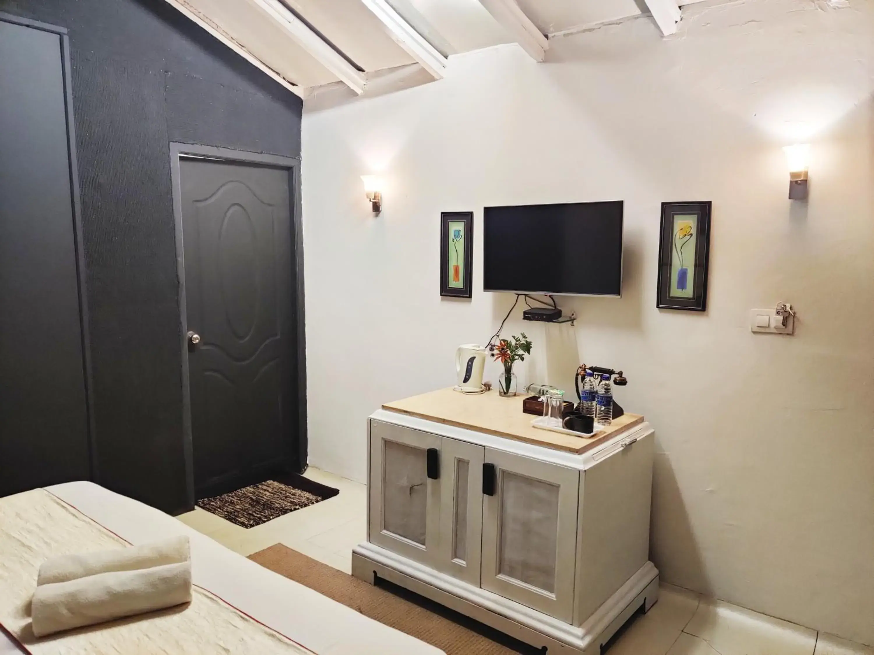 TV and multimedia, Bed in The Camelot Beach Resort - Baga TV and multimedia, Bed in The Camelot Beach Resort - Baga