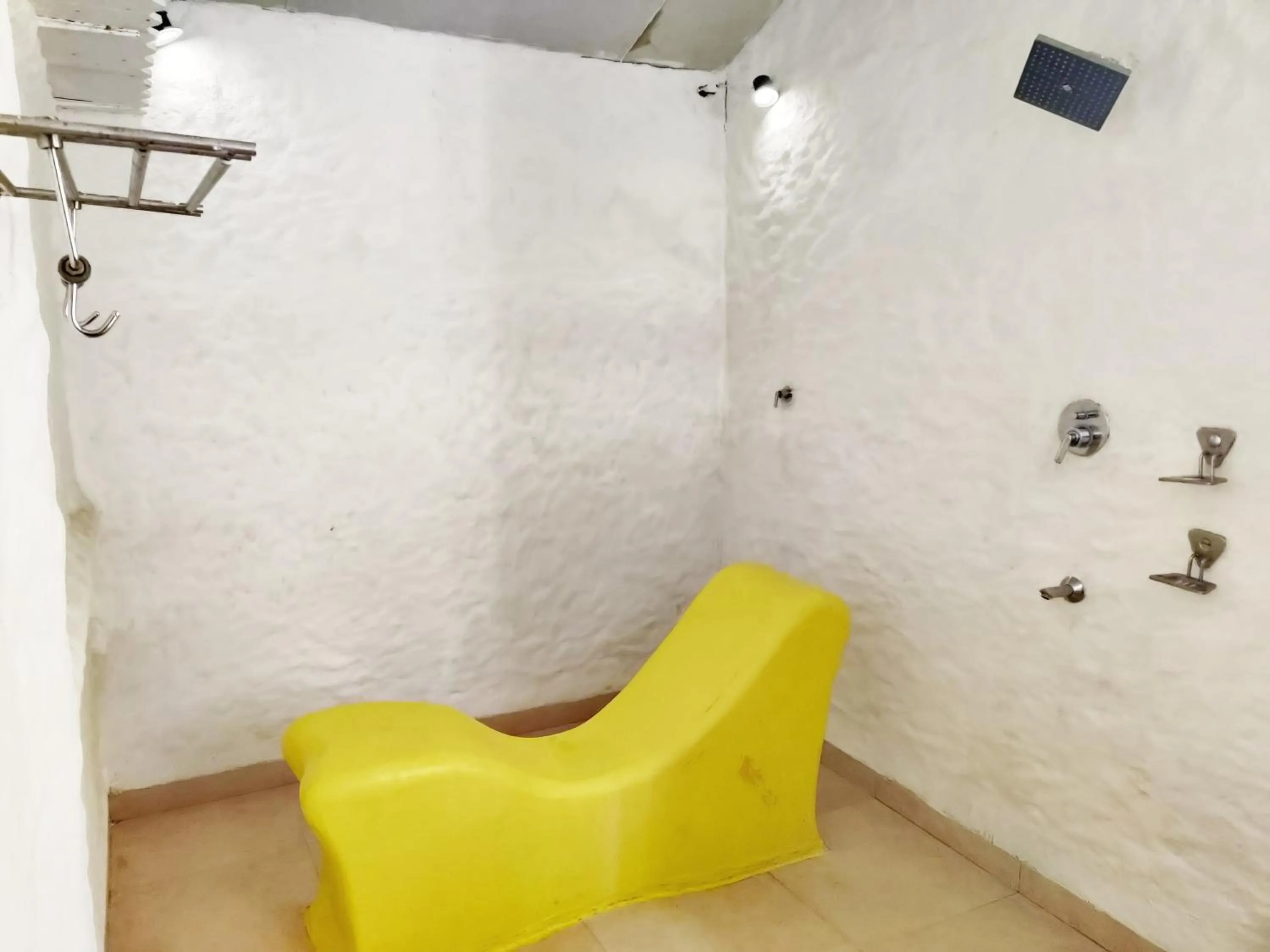 Shower in The Camelot Beach Resort - Baga