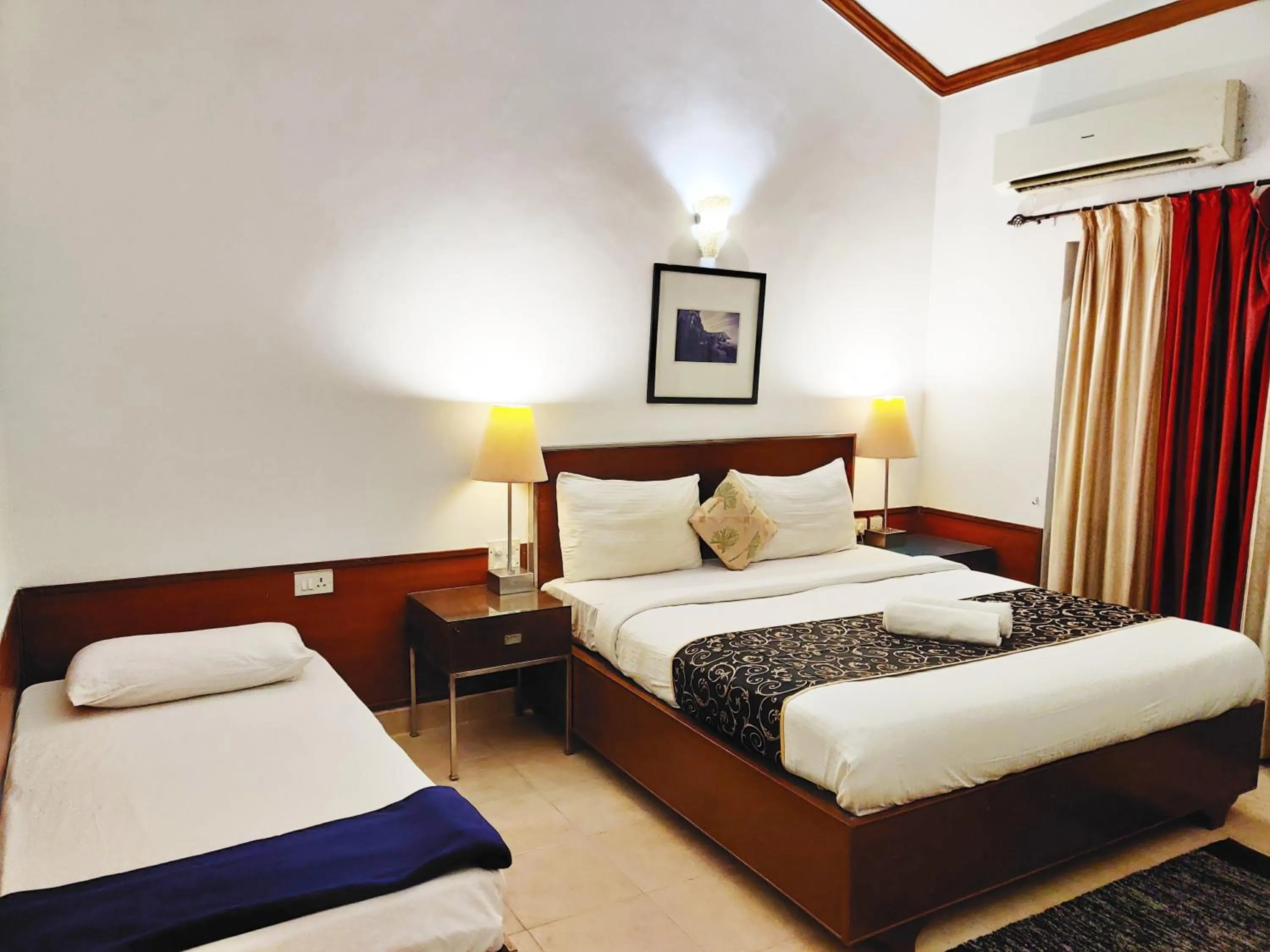 Bed in The Camelot Beach Resort - Baga