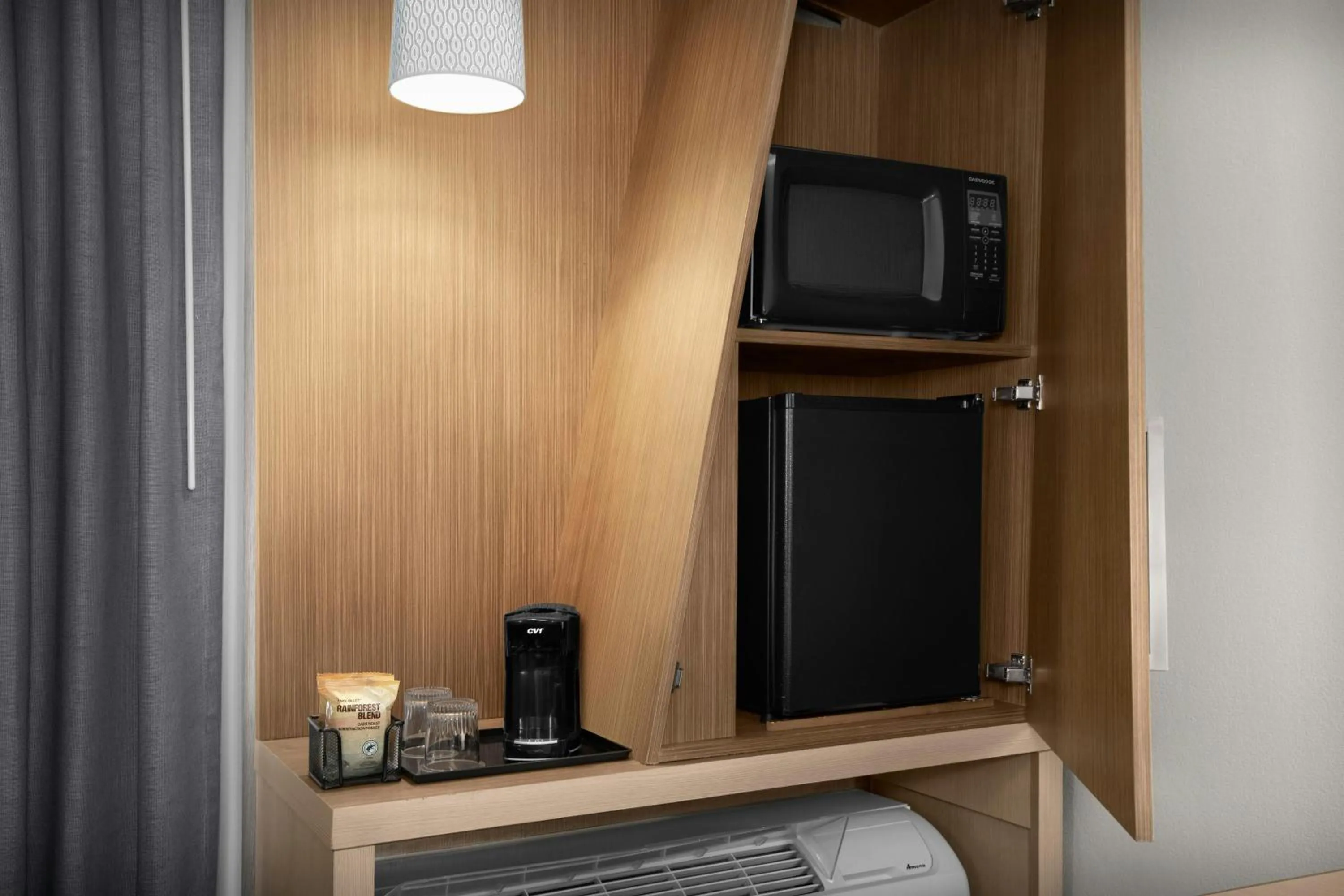 Photo of the whole room in Courtyard by Marriott Dallas DFW Airport North/Irving