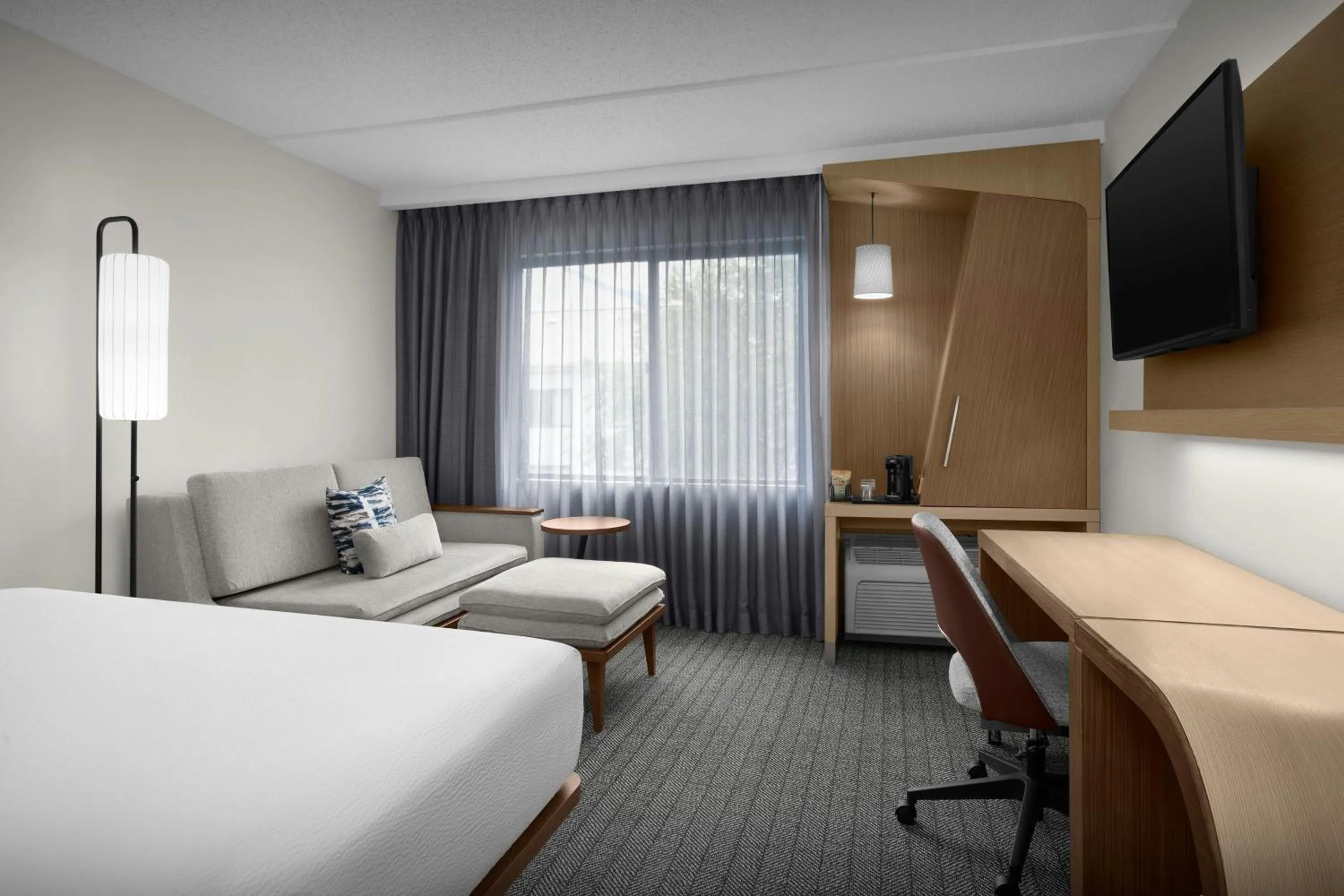 Photo of the whole room, Bed in Courtyard by Marriott Dallas DFW Airport North/Irving