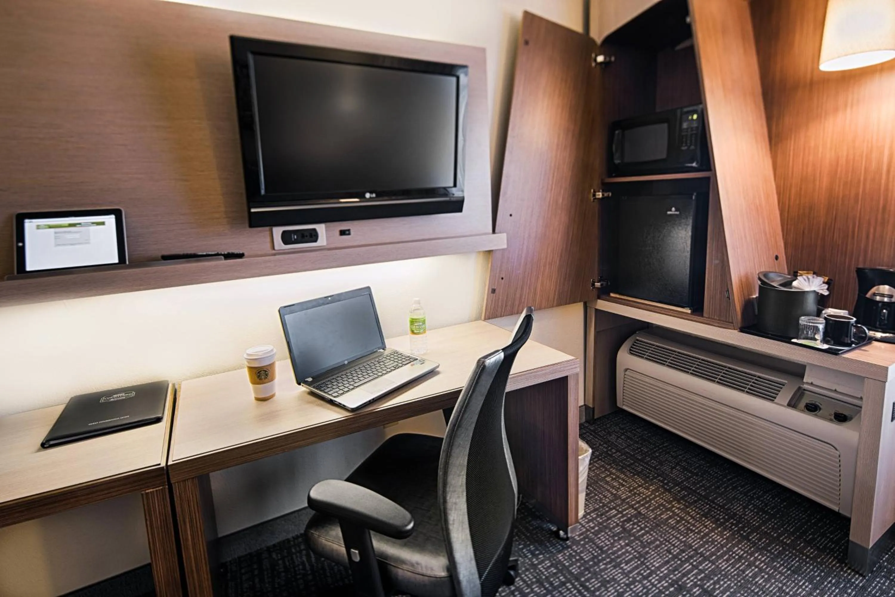 Photo of the whole room in Courtyard by Marriott Dallas DFW Airport North/Irving