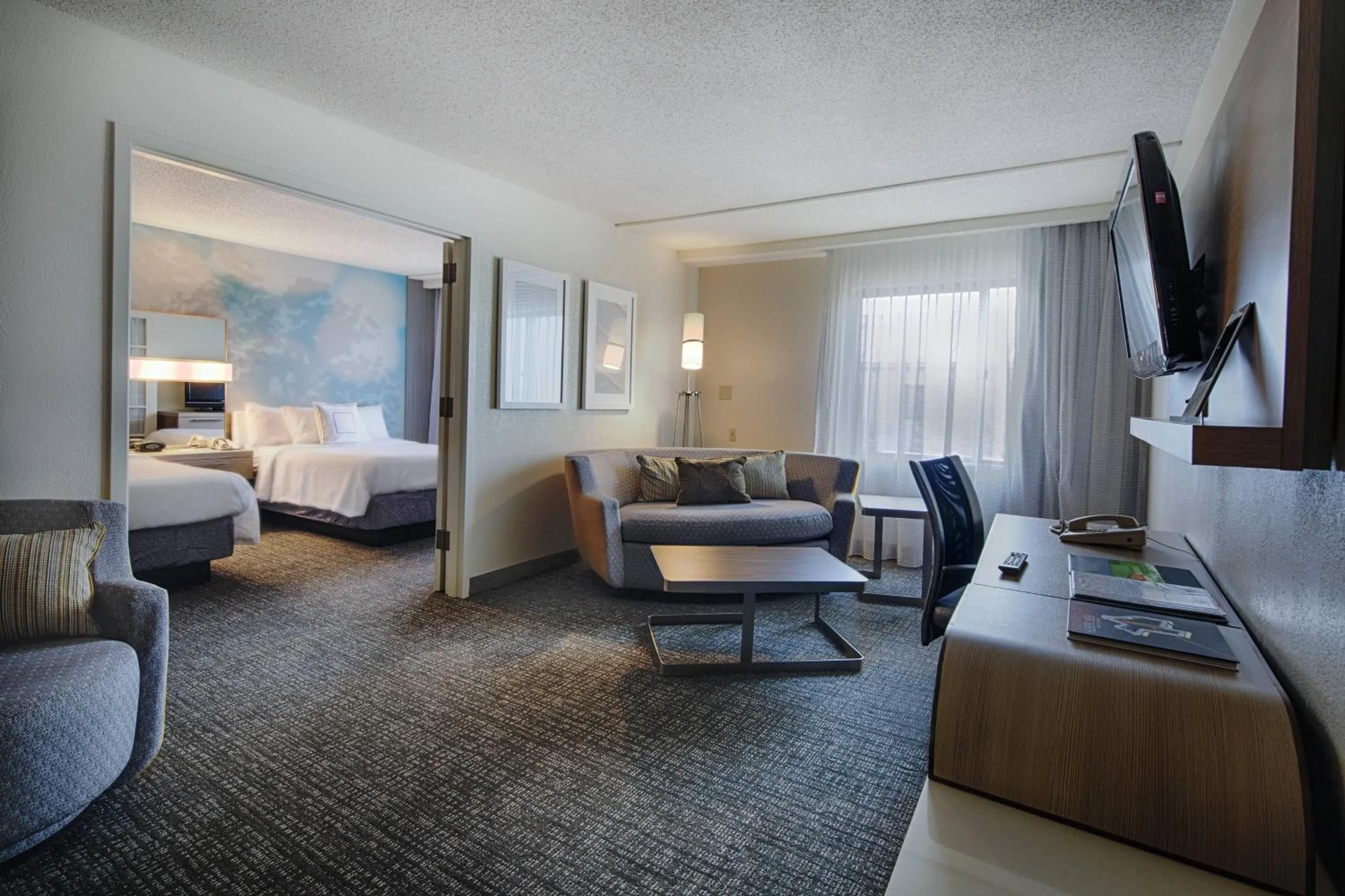Living room, Bed in Courtyard by Marriott Dallas DFW Airport North/Irving
