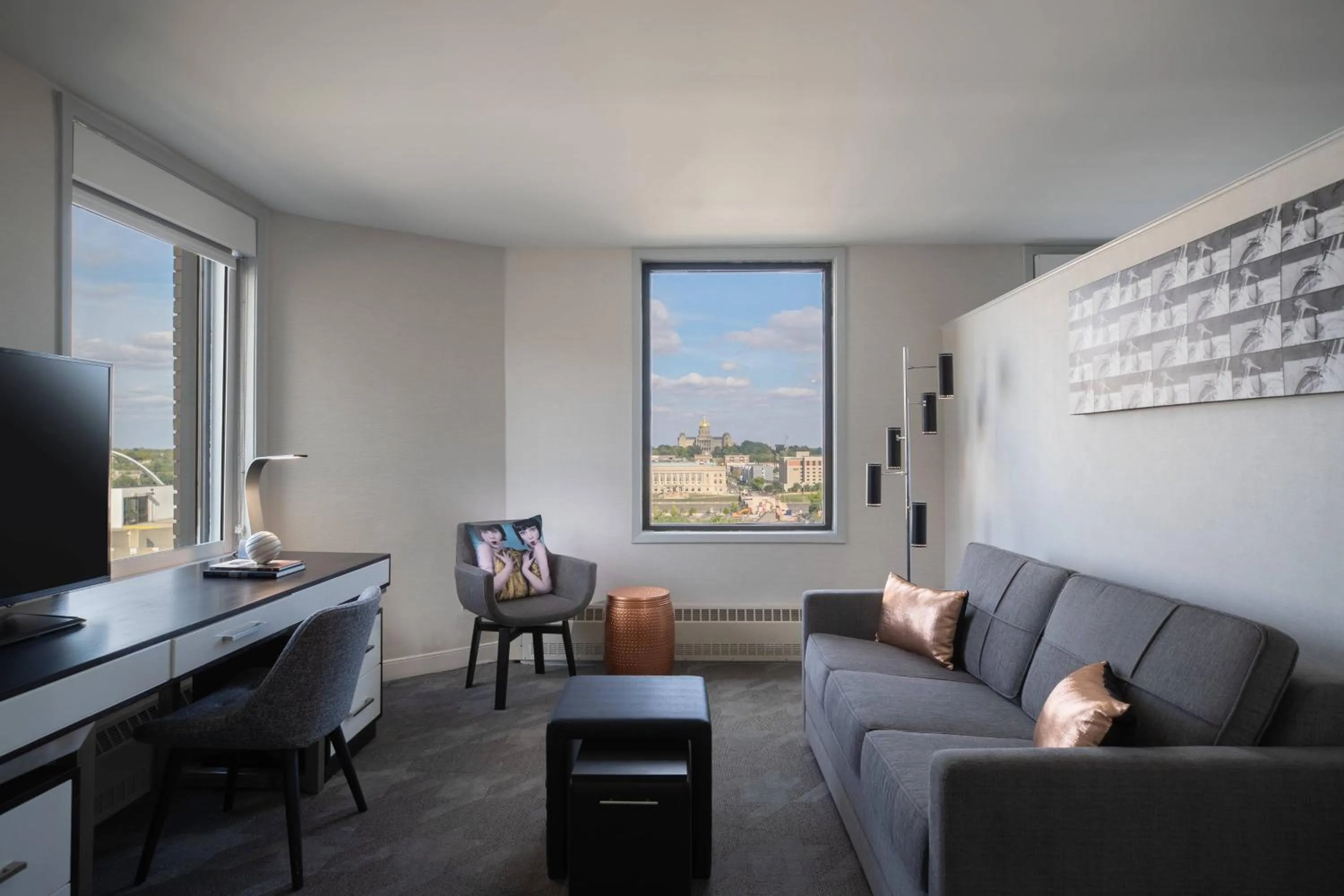 Living room in Renaissance Des Moines Savery Hotel