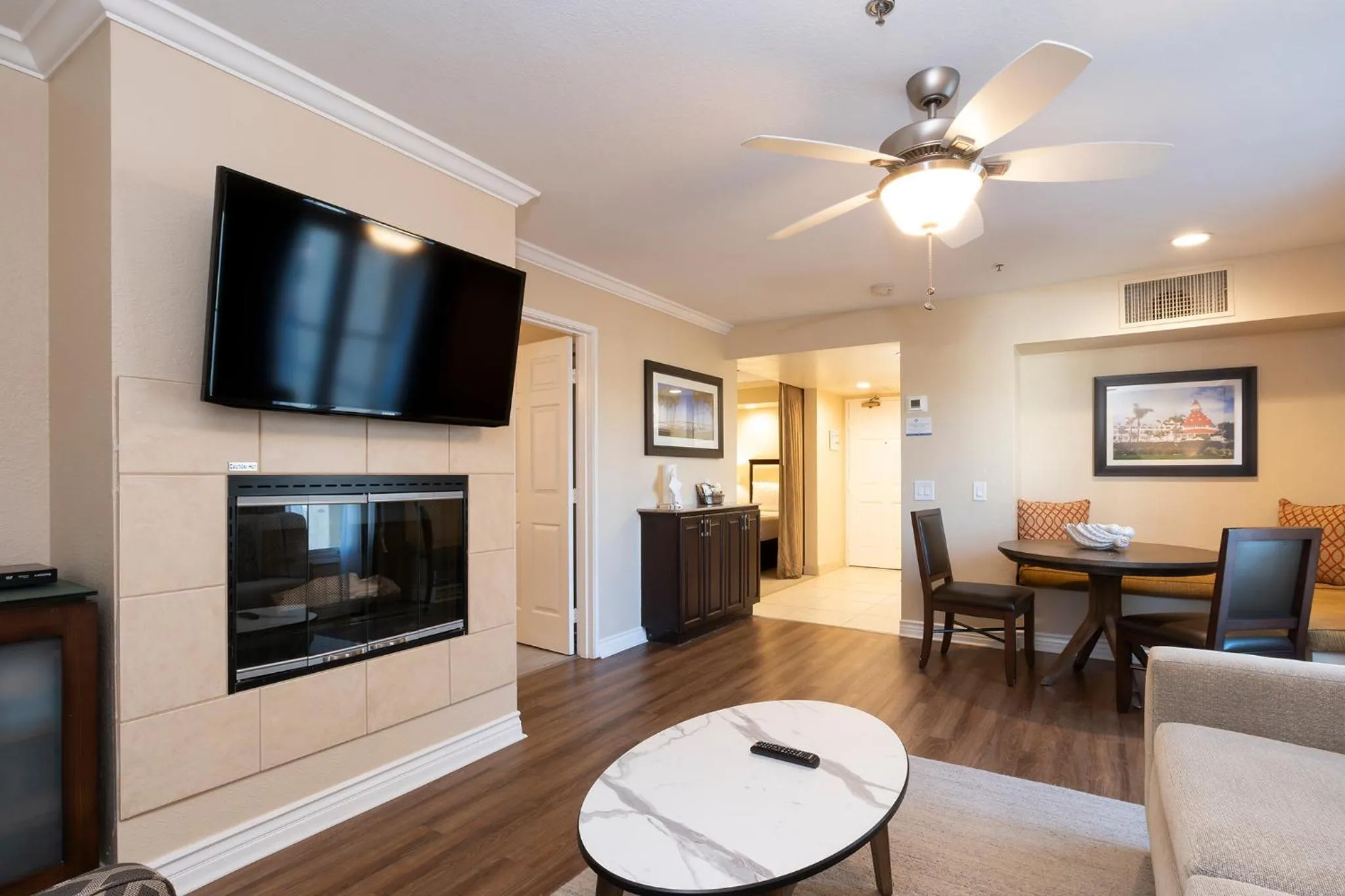 Communal lounge/ TV room in Coronado Beach Resort