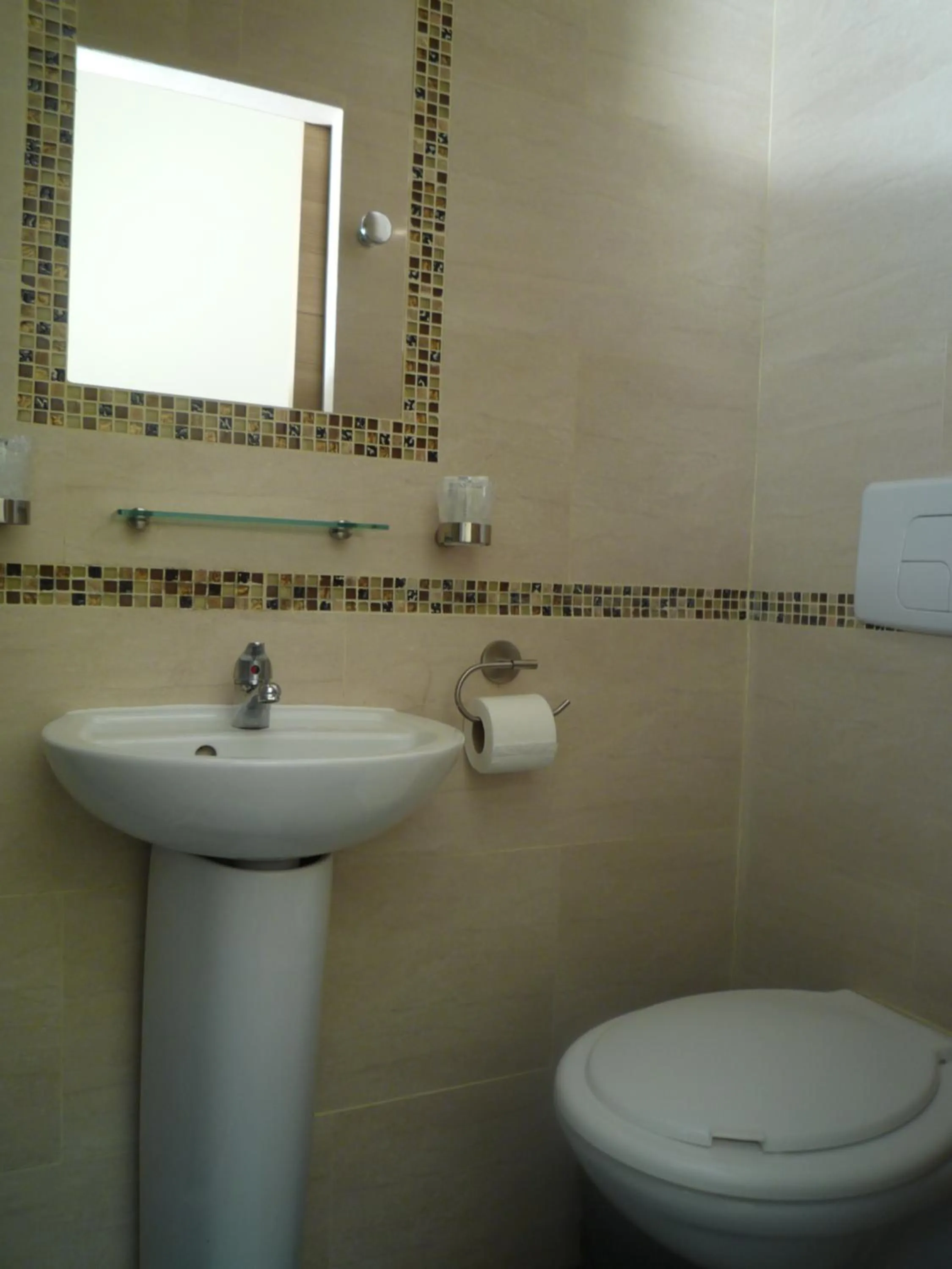 Bathroom in Hôtel Lyonnais