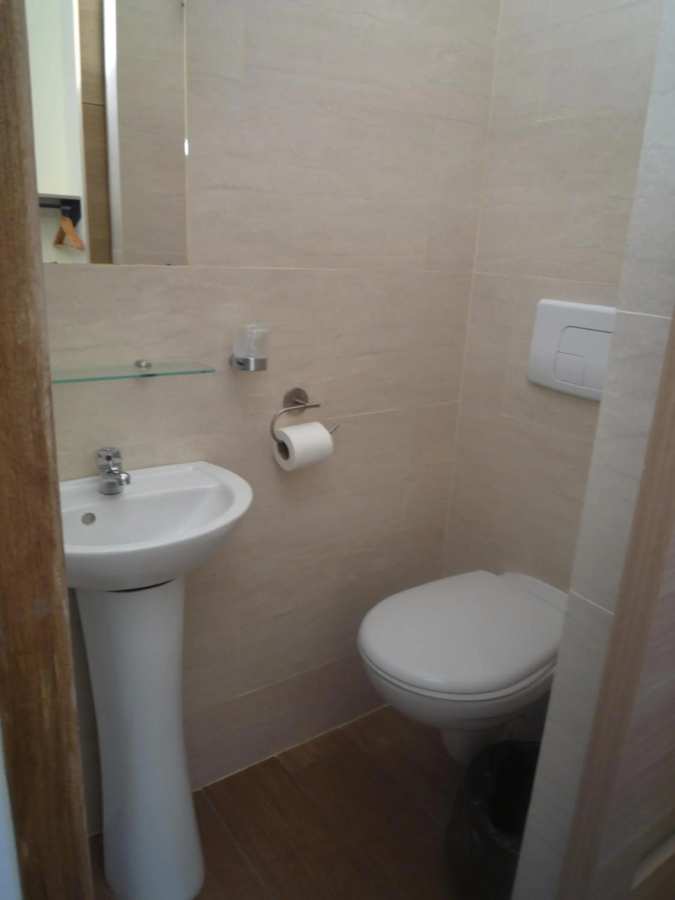 Bathroom in Hôtel Lyonnais