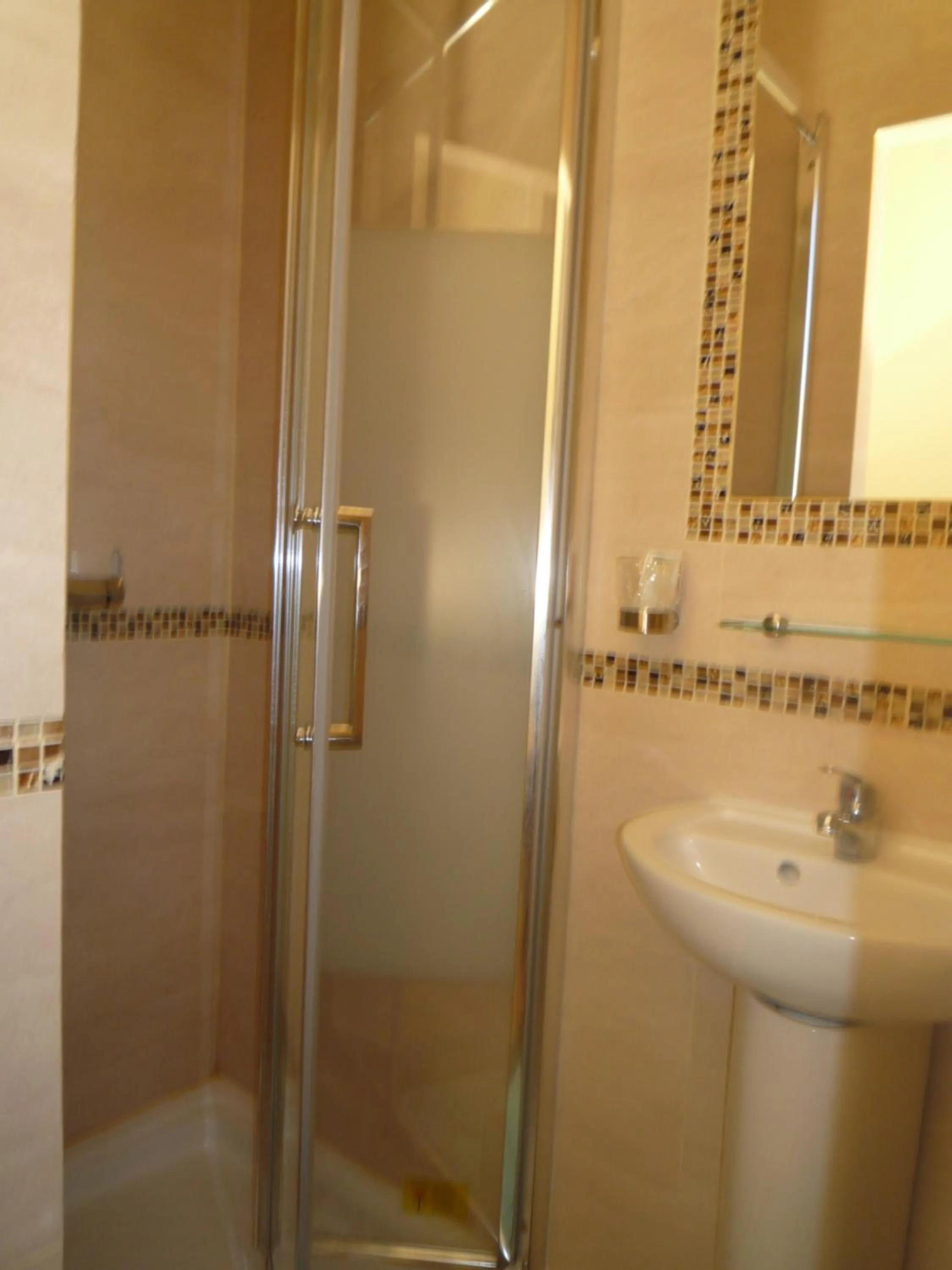 Bathroom in Hôtel Lyonnais