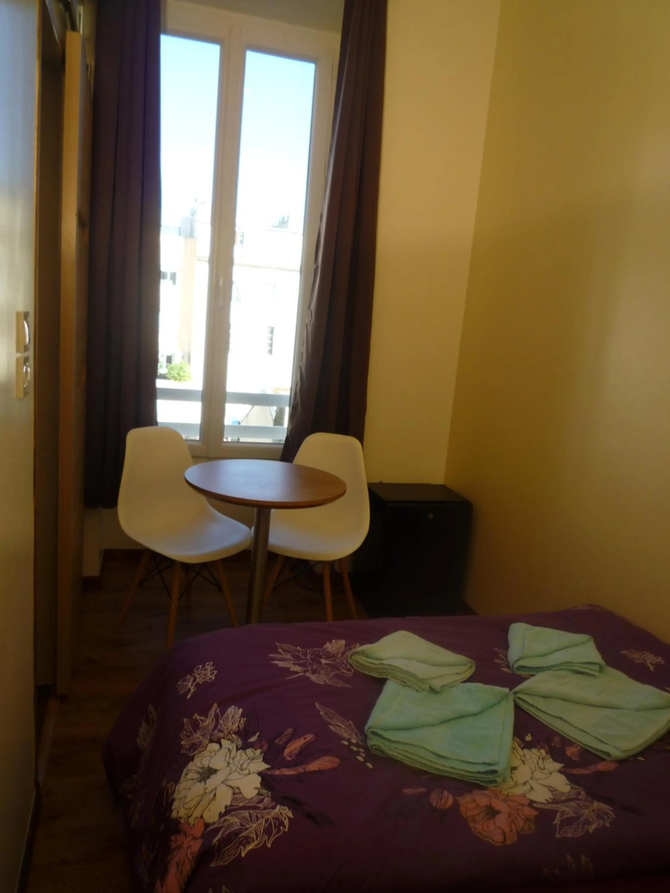 Photo of the whole room, Bed in Hôtel Lyonnais