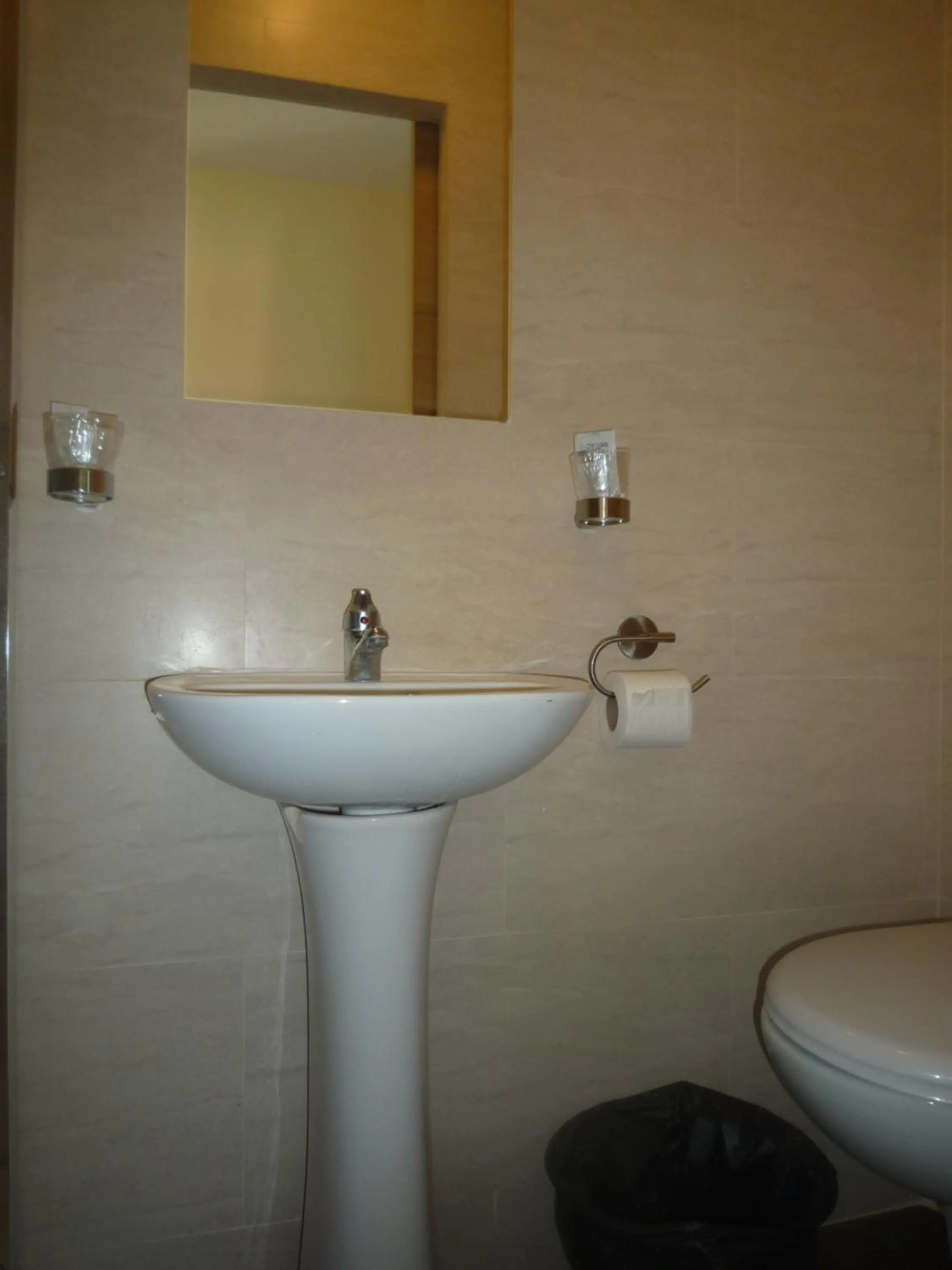 Bathroom in Hôtel Lyonnais