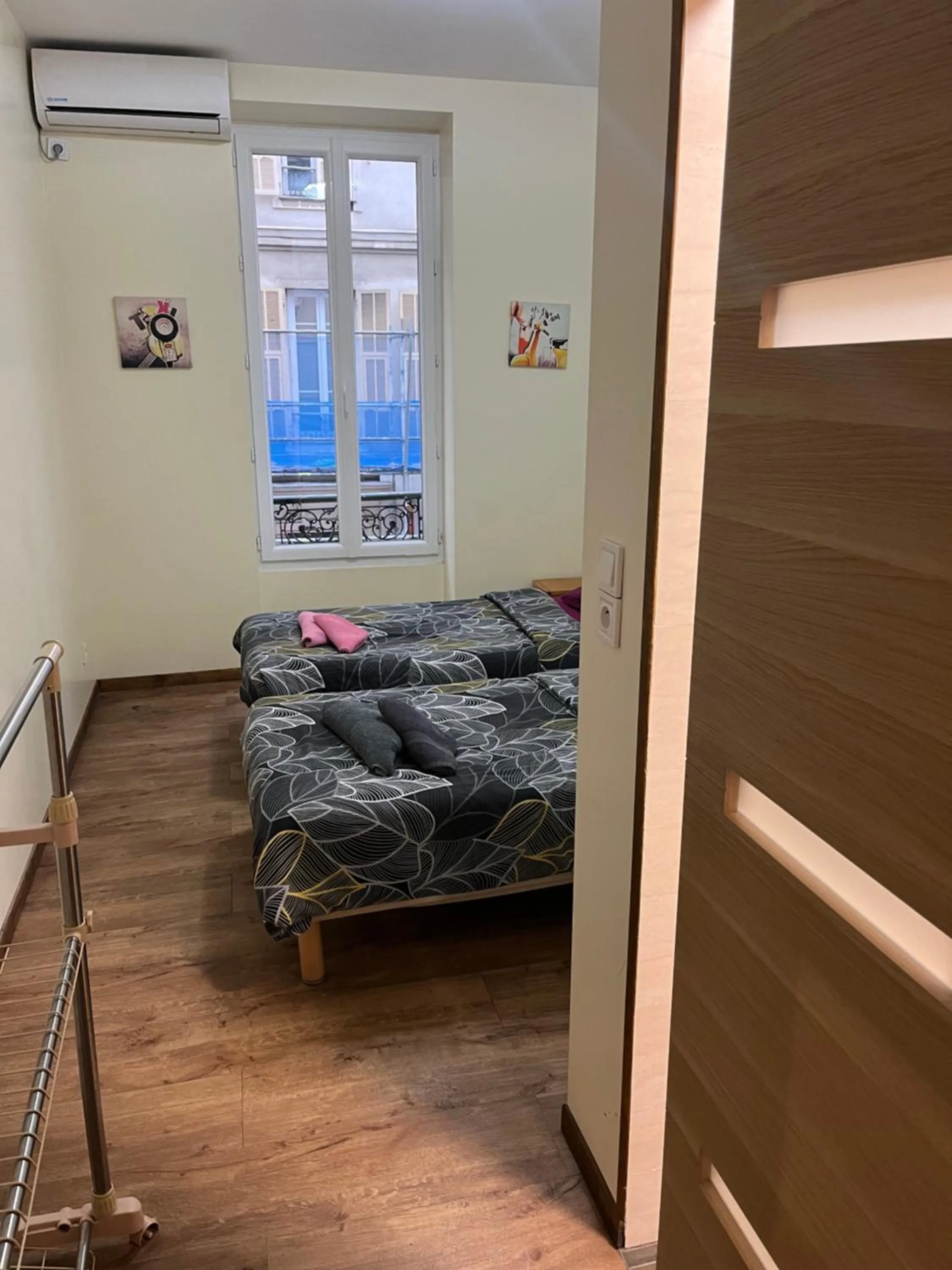 Bed in Hôtel Lyonnais