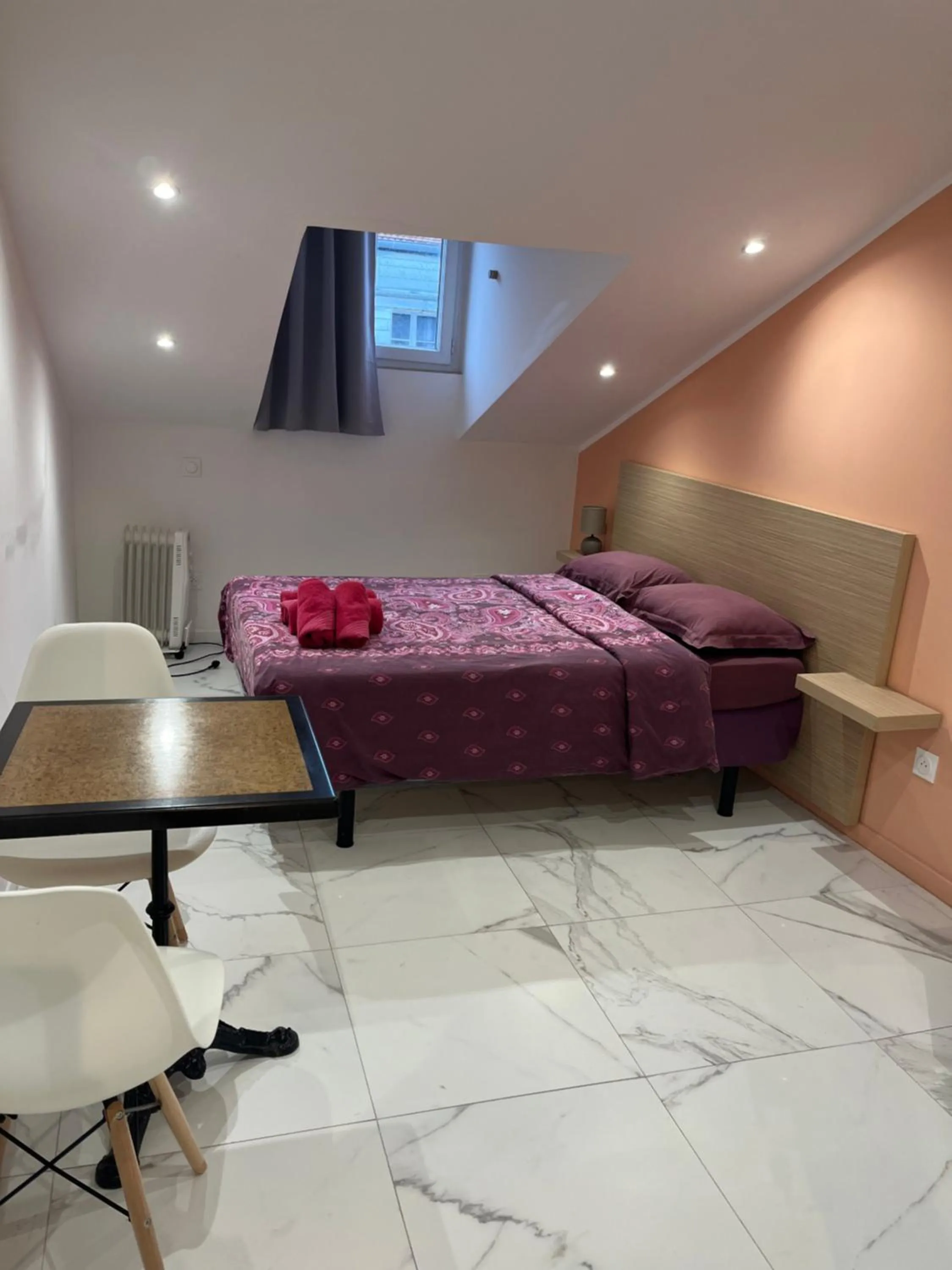 Bed in Hôtel Lyonnais