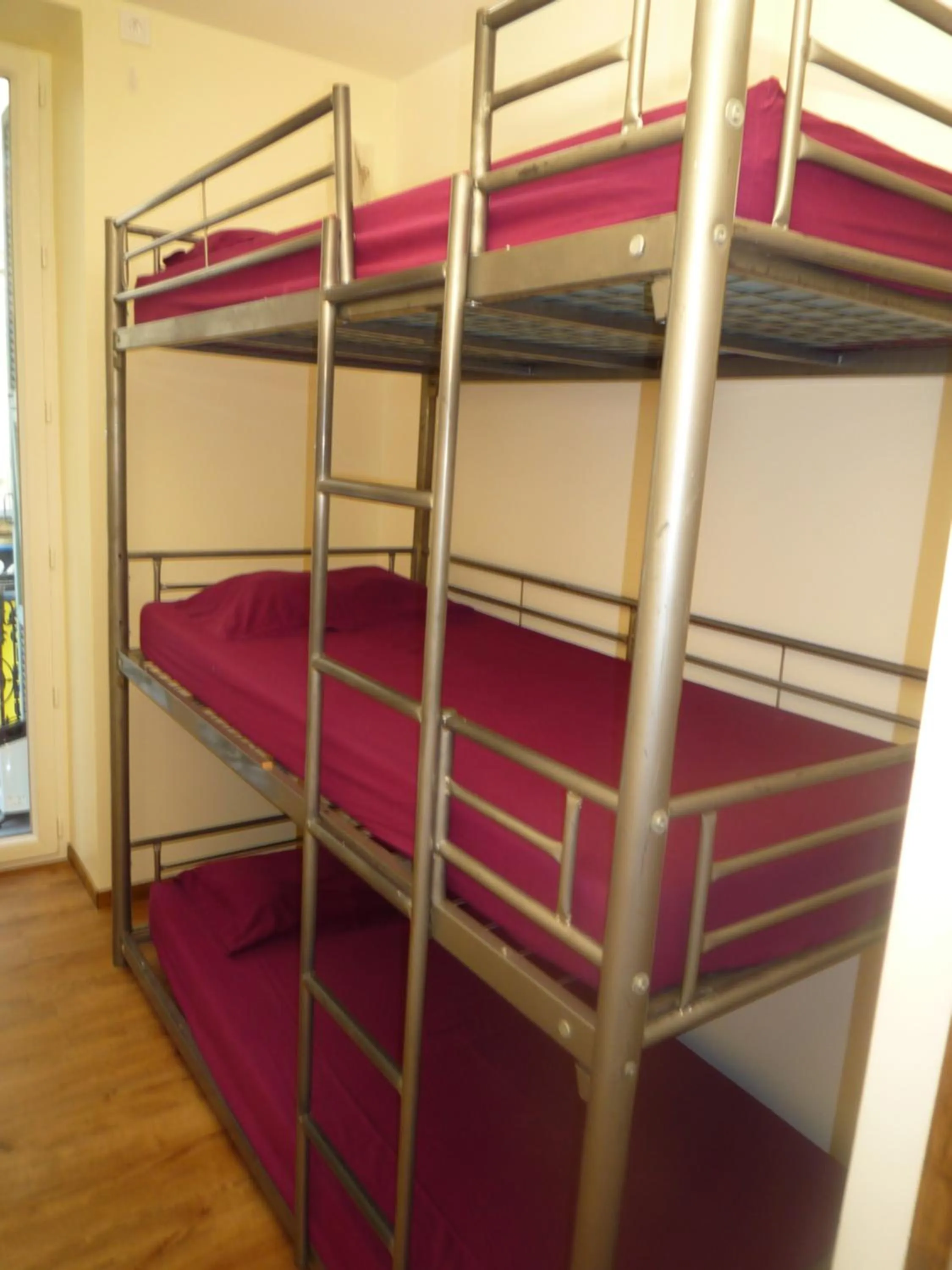 bunk bed, Bed in Hôtel Lyonnais