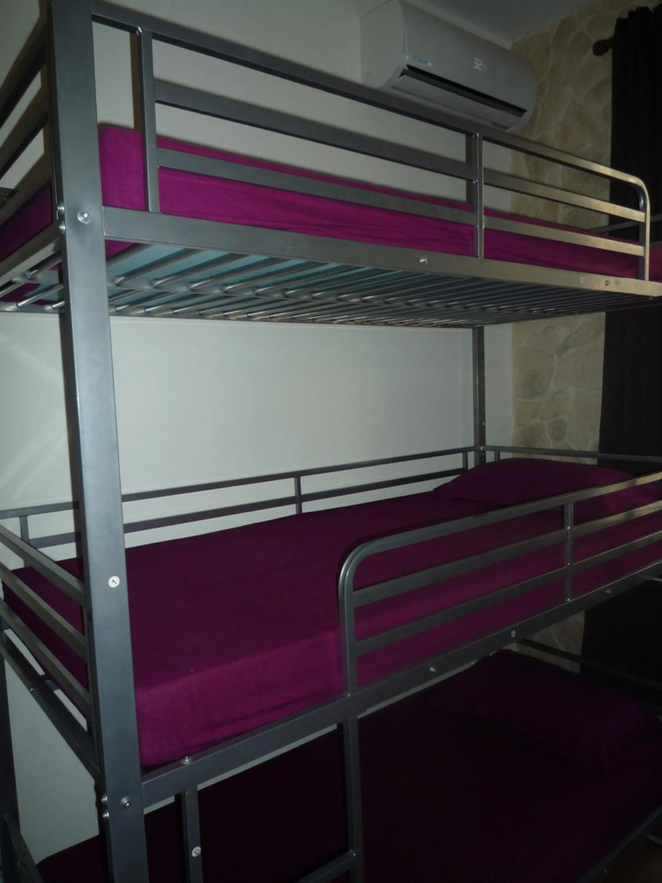 bunk bed, Bed in Hôtel Lyonnais