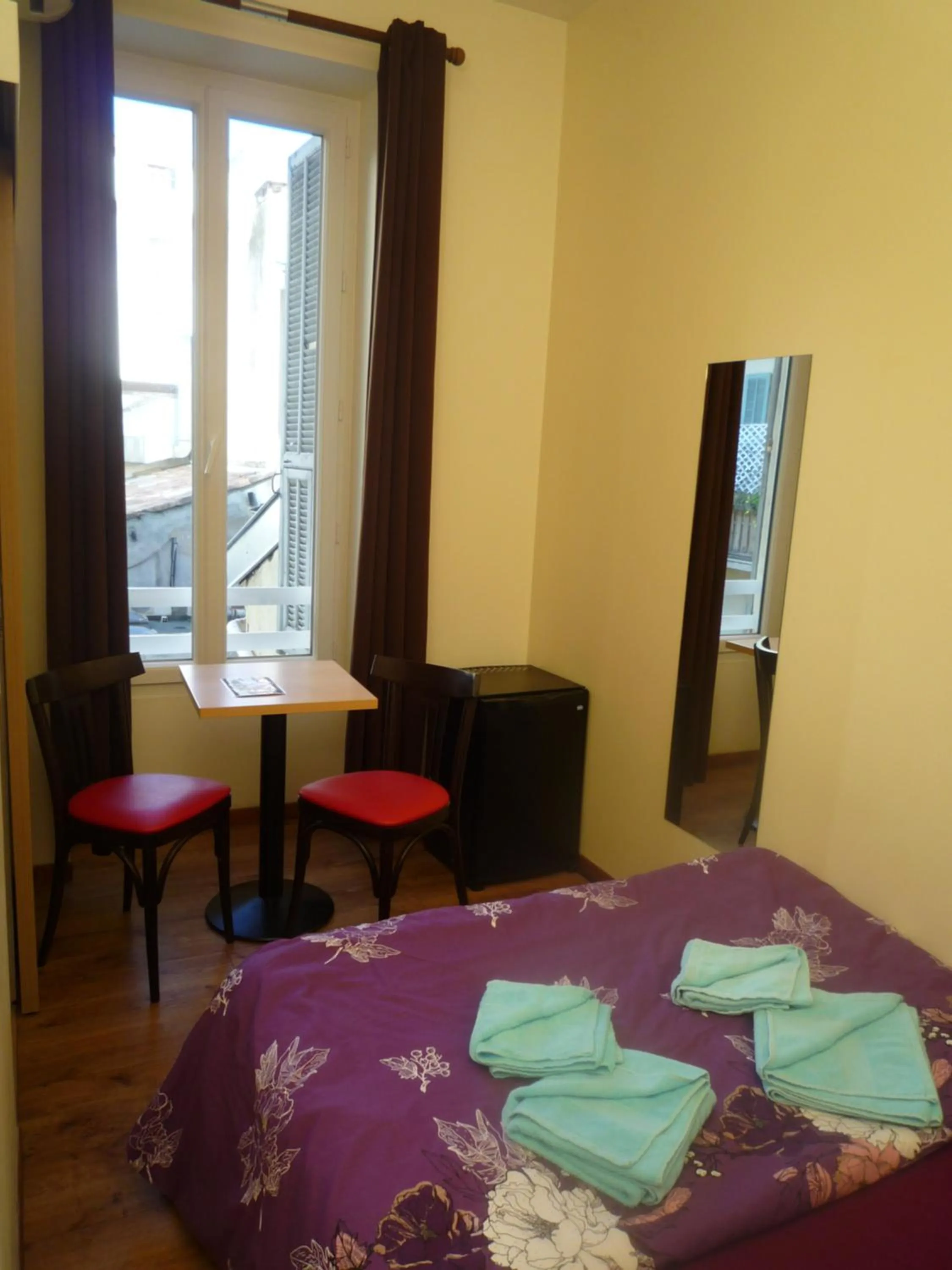 Bedroom, Bed in Hôtel Lyonnais