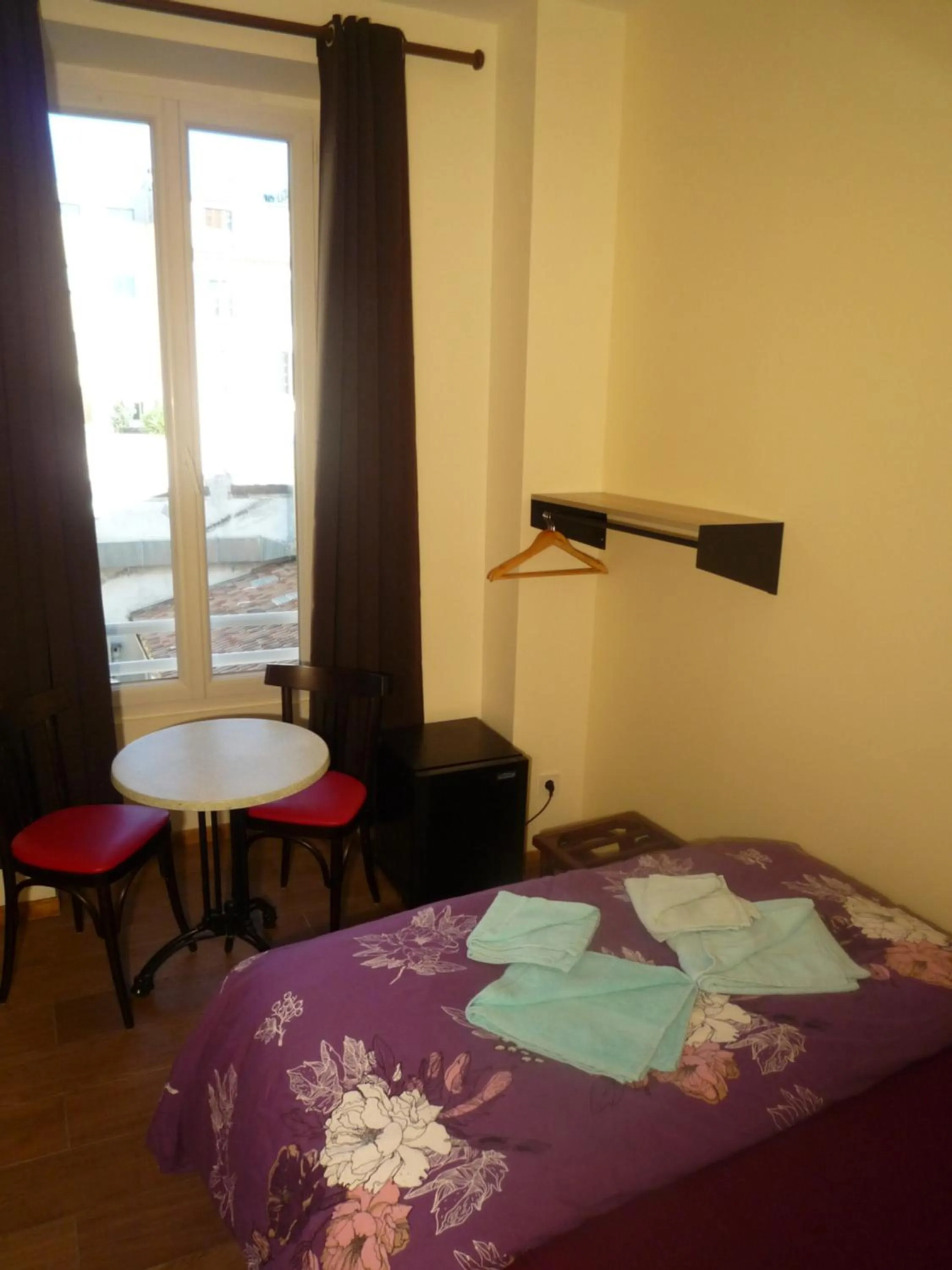 Photo of the whole room, Bed in Hôtel Lyonnais