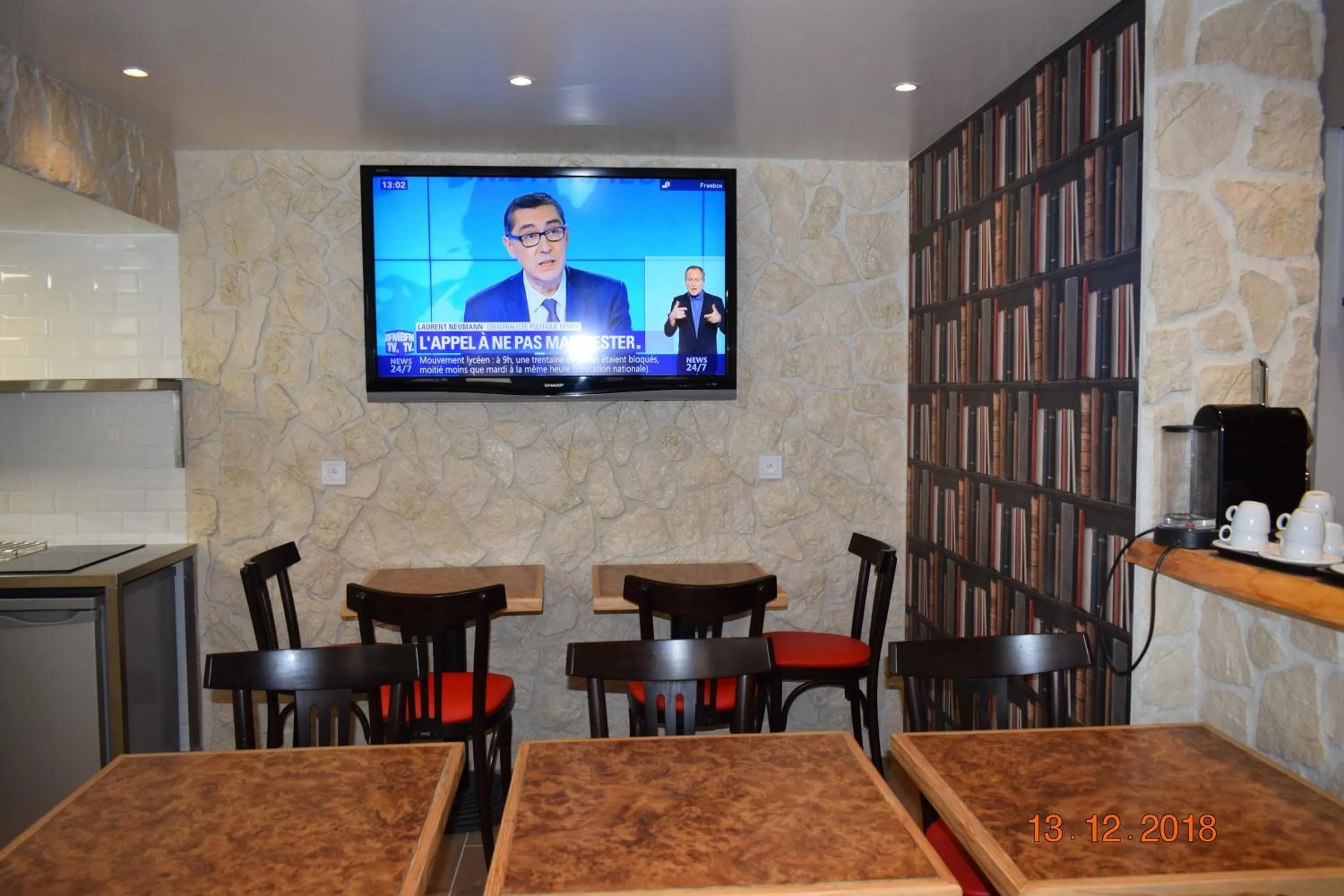 Communal lounge/ TV room in Hôtel Lyonnais