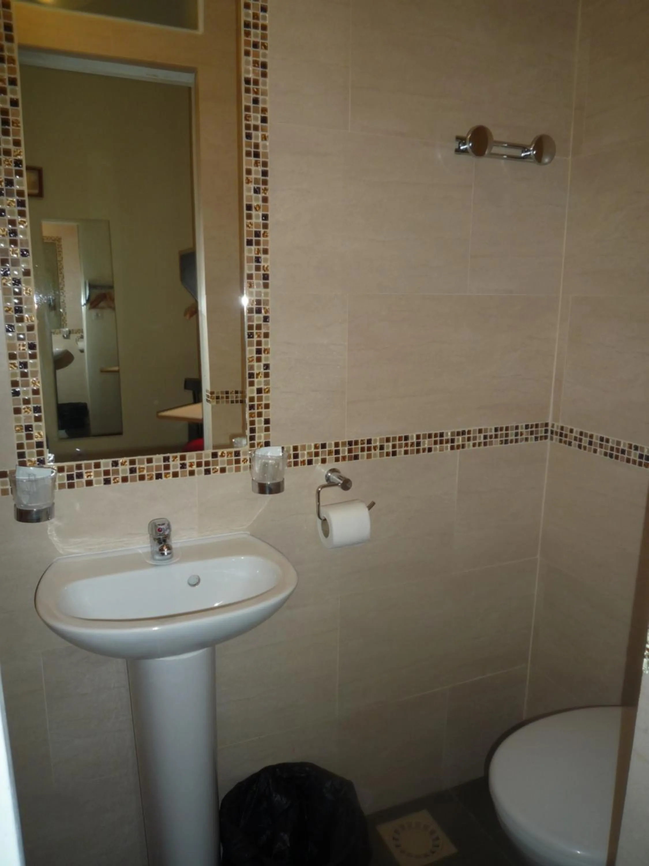 Bathroom in Hôtel Lyonnais