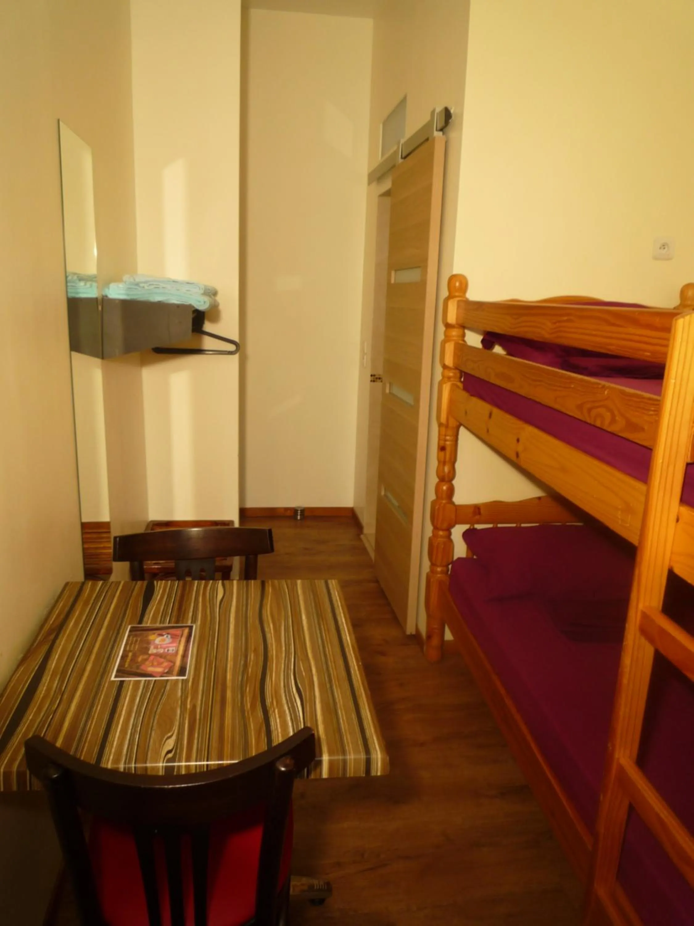 bunk bed, Bed in Hôtel Lyonnais