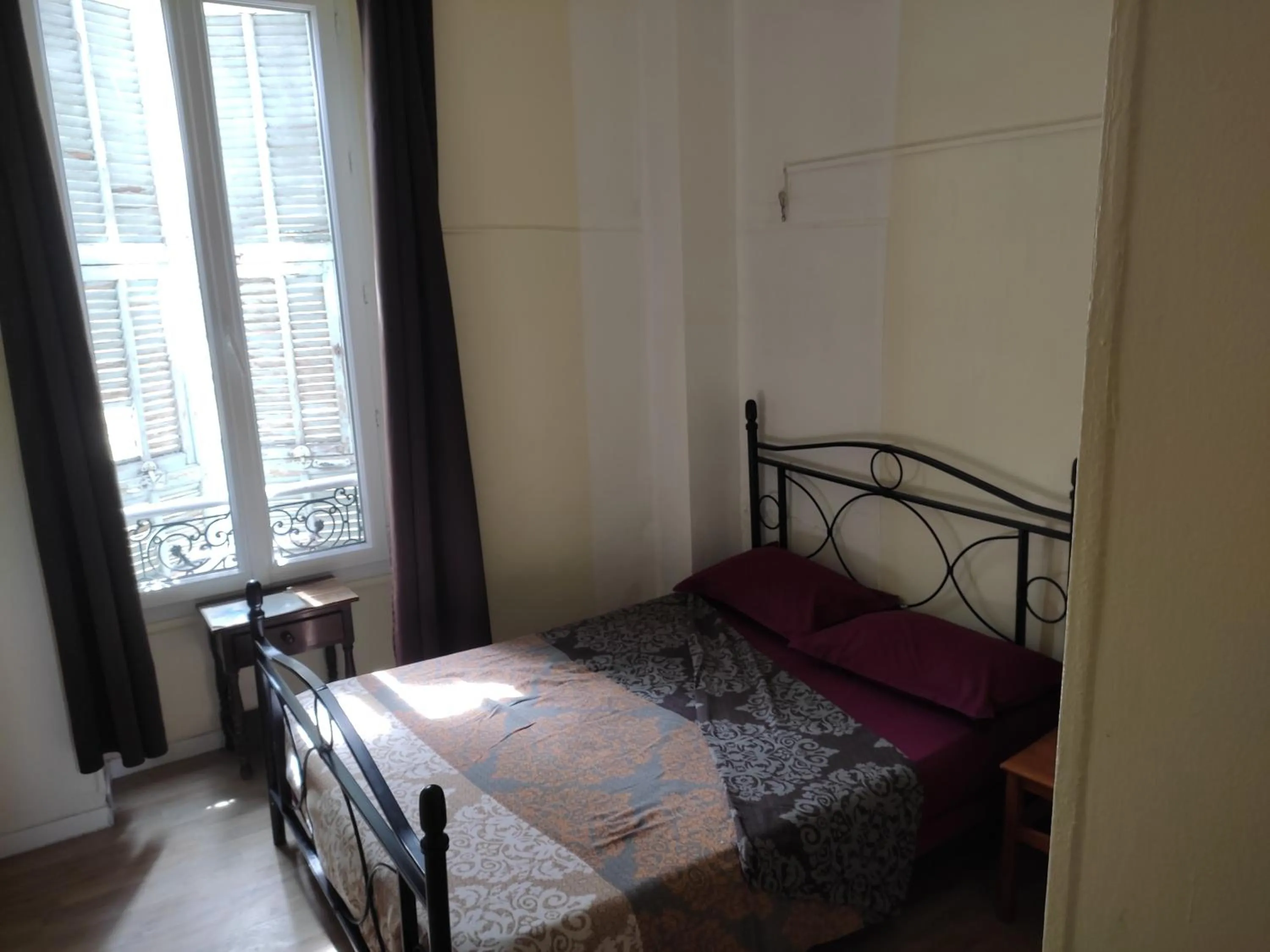 Bed in Hôtel Lyonnais