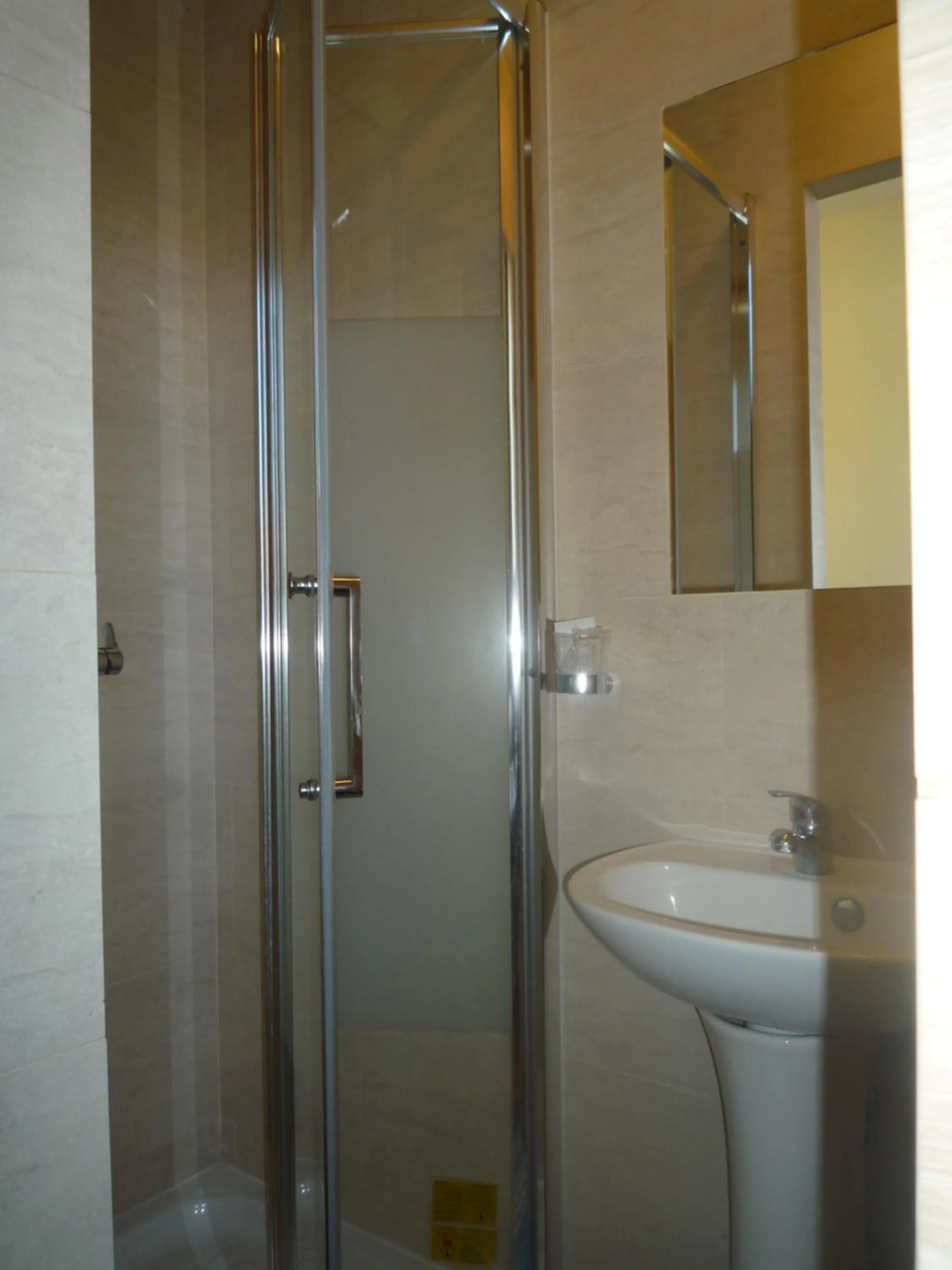 Bathroom in Hôtel Lyonnais