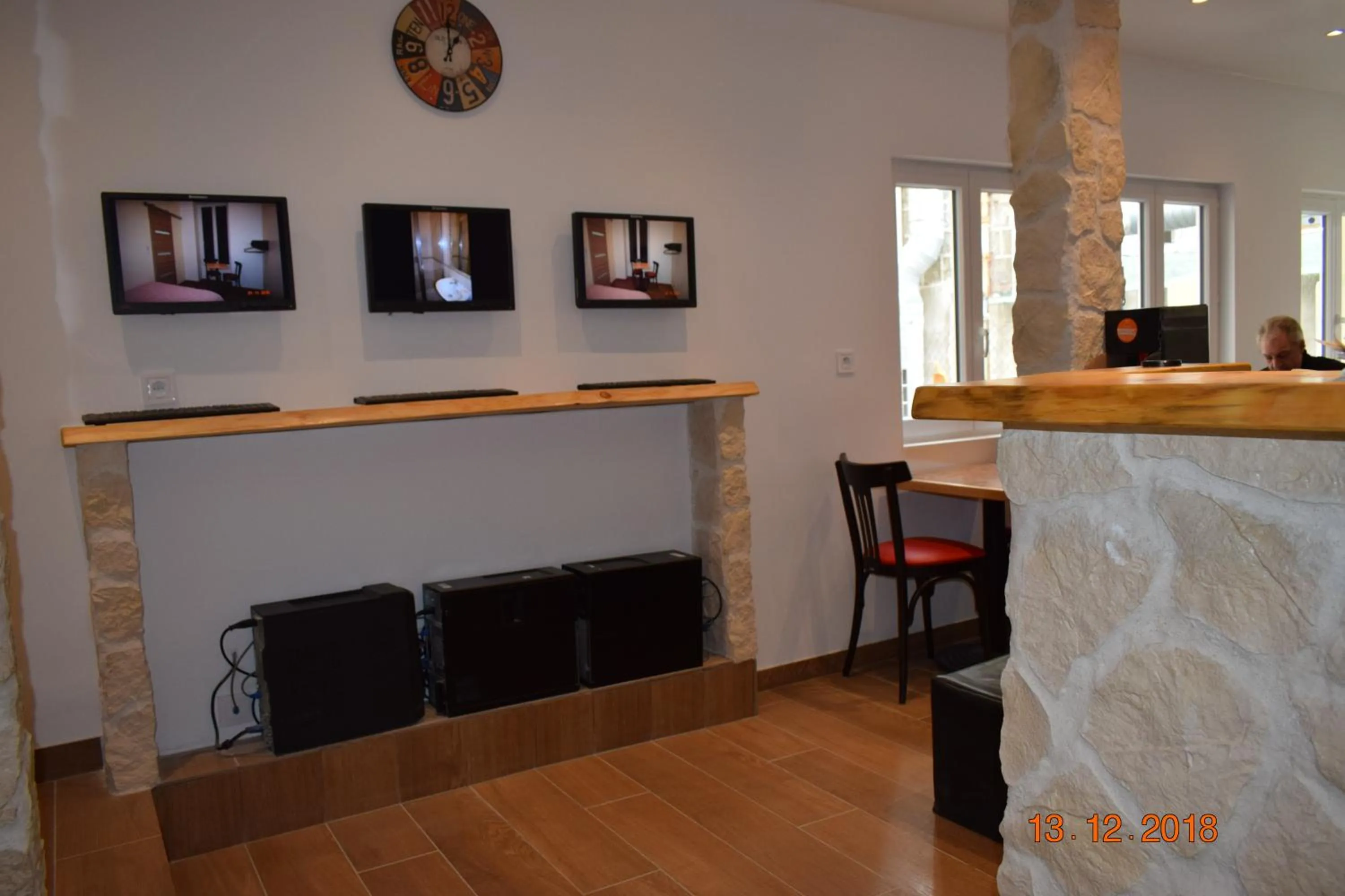 Communal lounge/ TV room in Hôtel Lyonnais