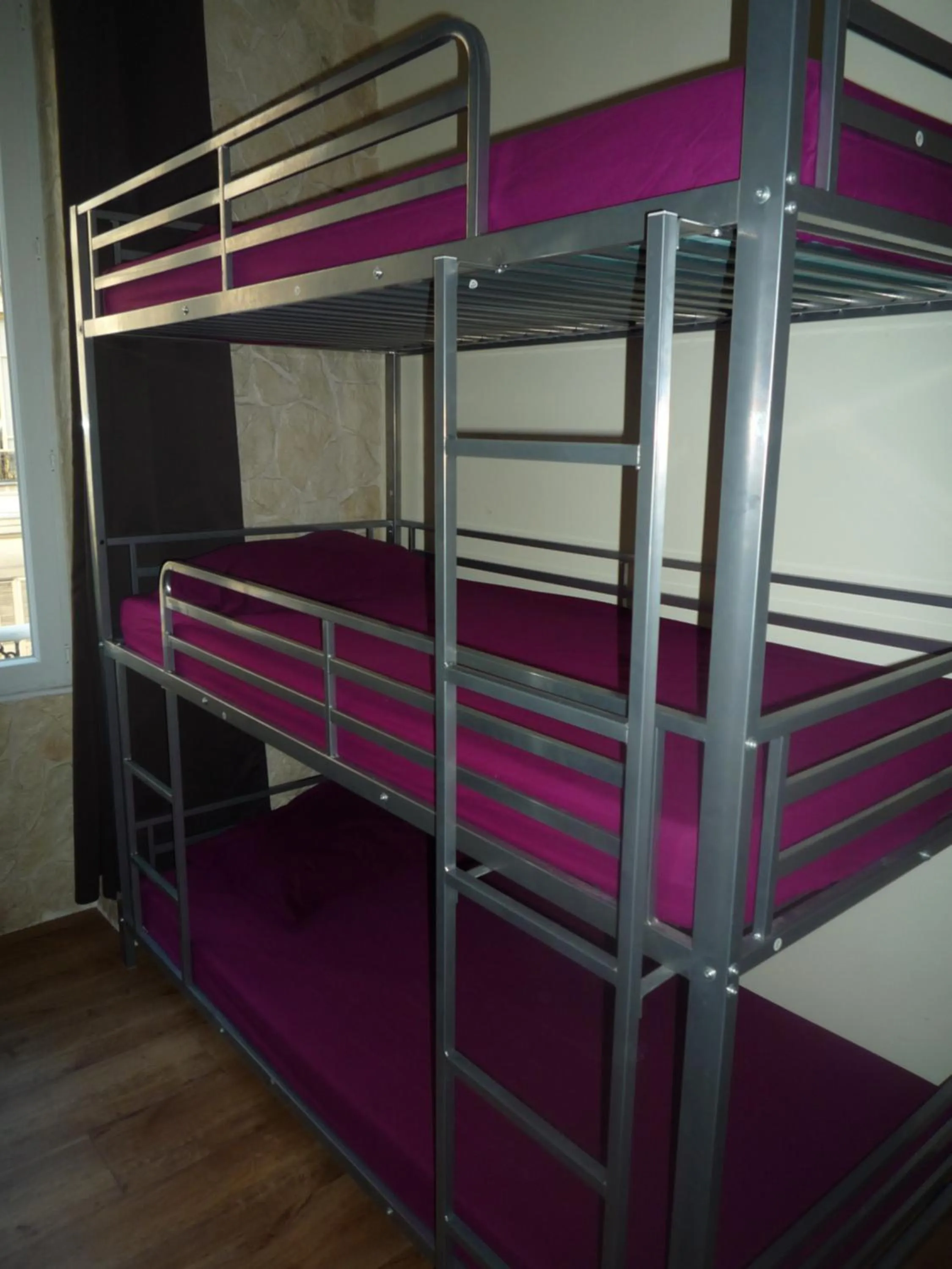 bunk bed, Bed in Hôtel Lyonnais