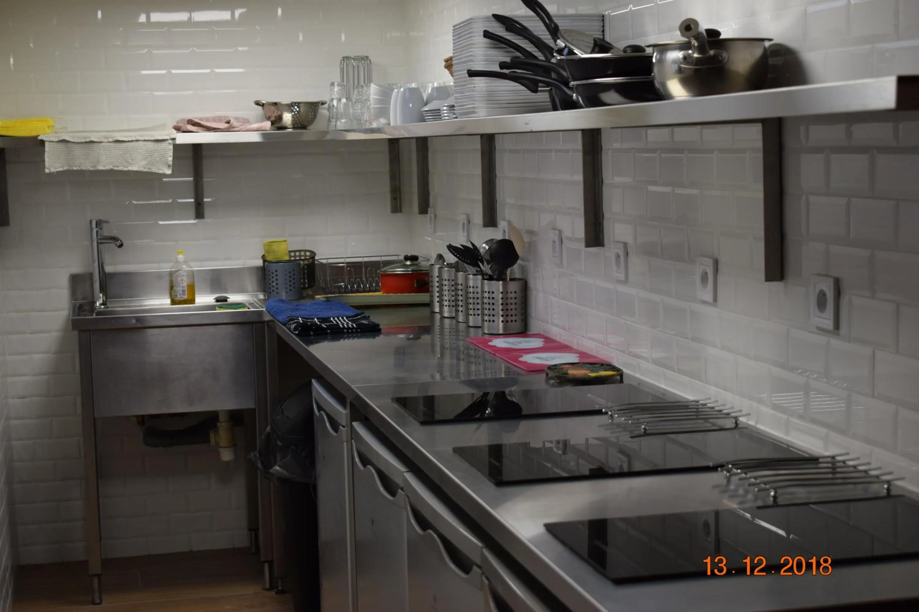 Communal kitchen in Hôtel Lyonnais