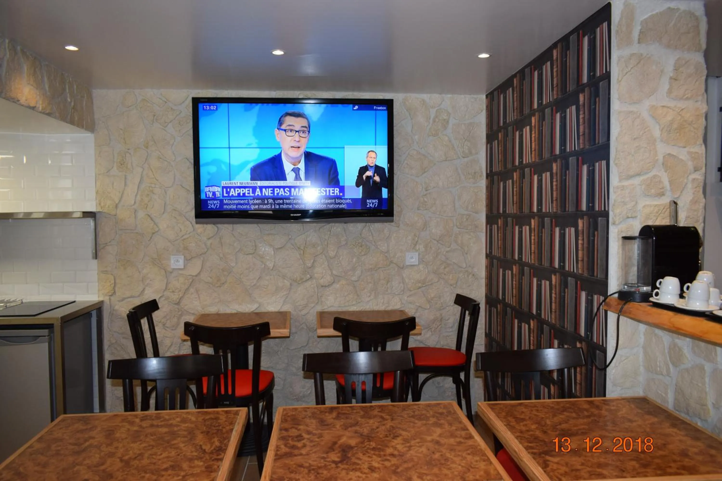 Communal lounge/ TV room in Hôtel Lyonnais