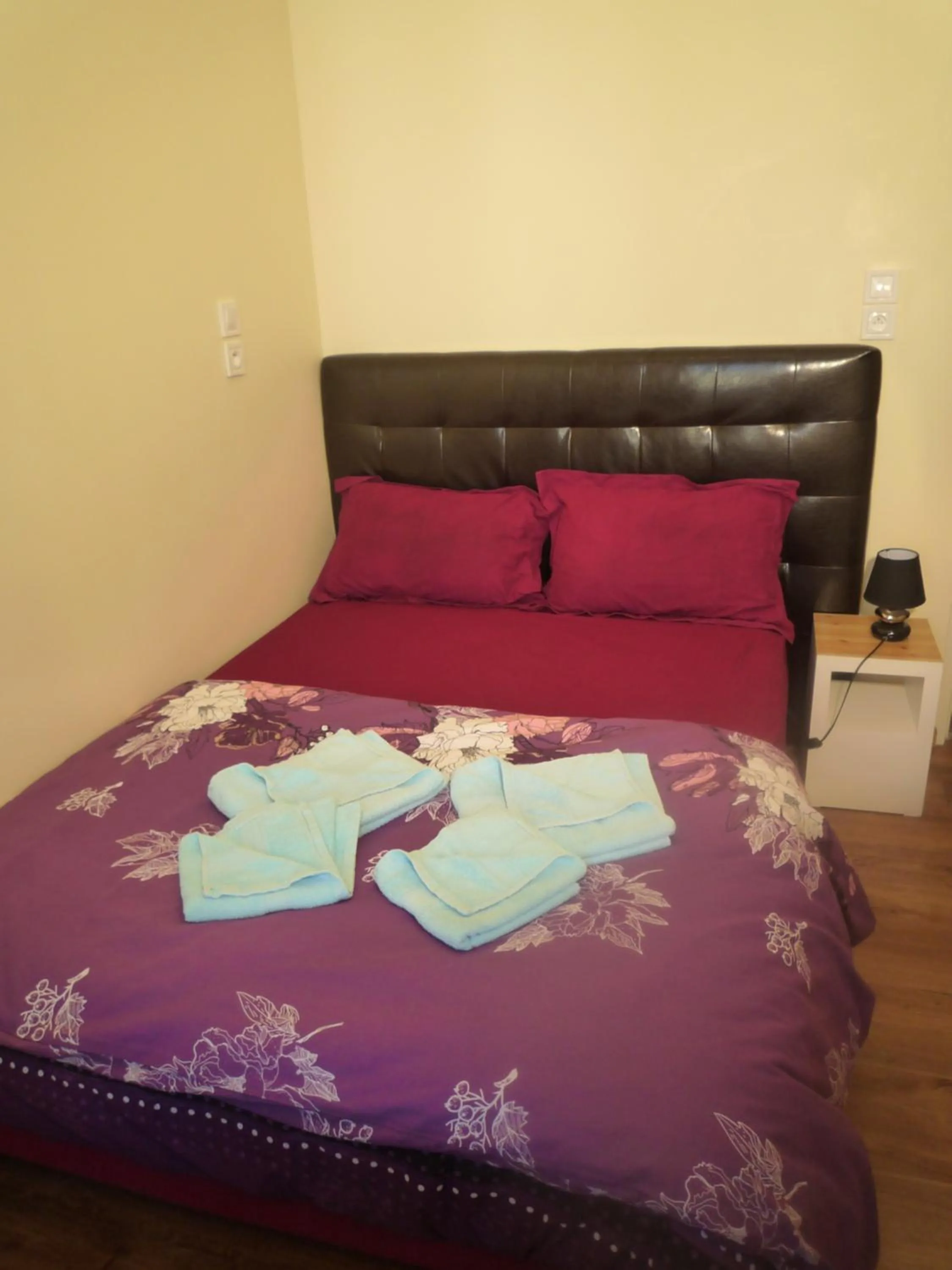 Bed in Hôtel Lyonnais