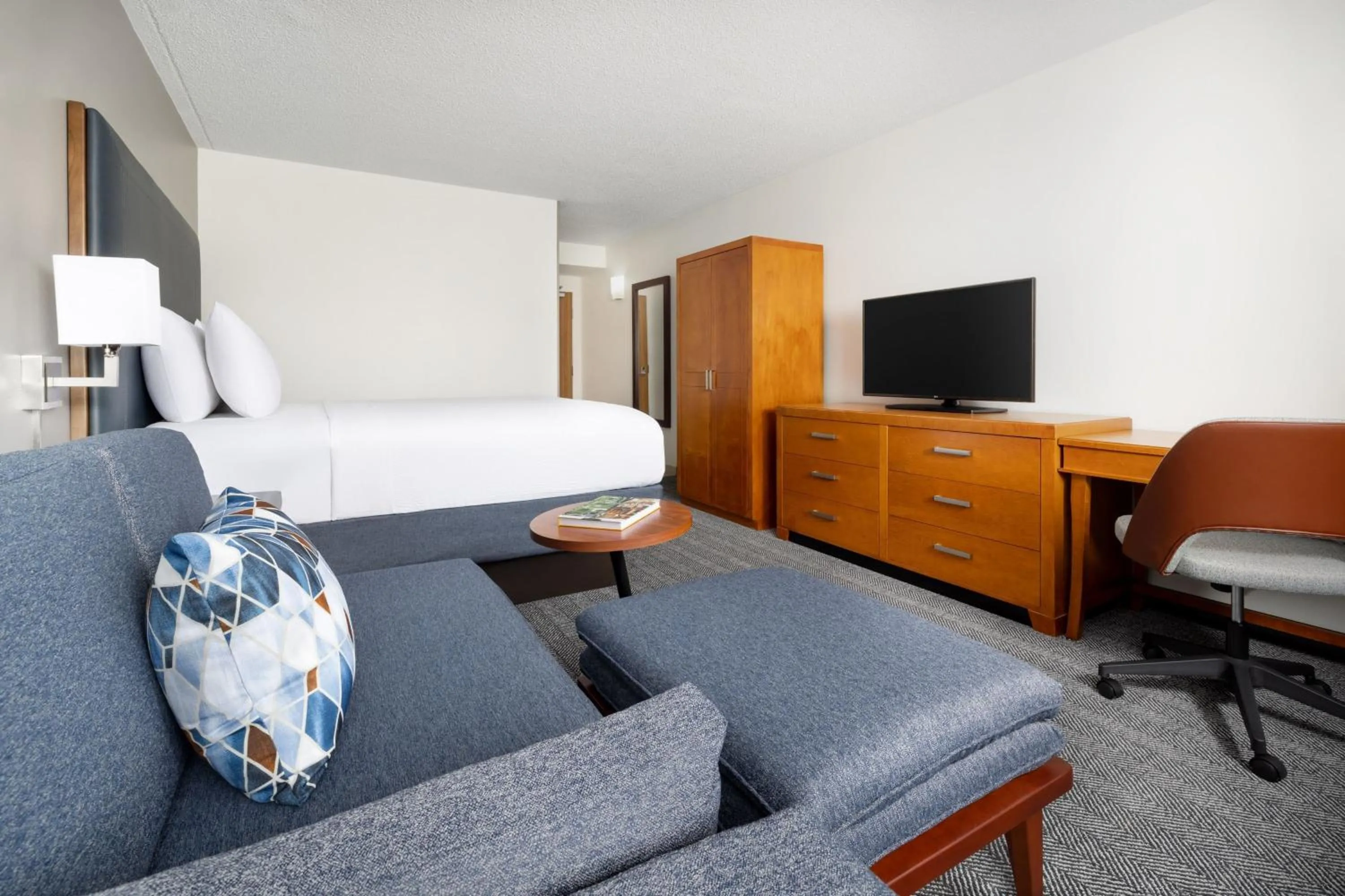 Photo of the whole room, Bed in Courtyard Montvale