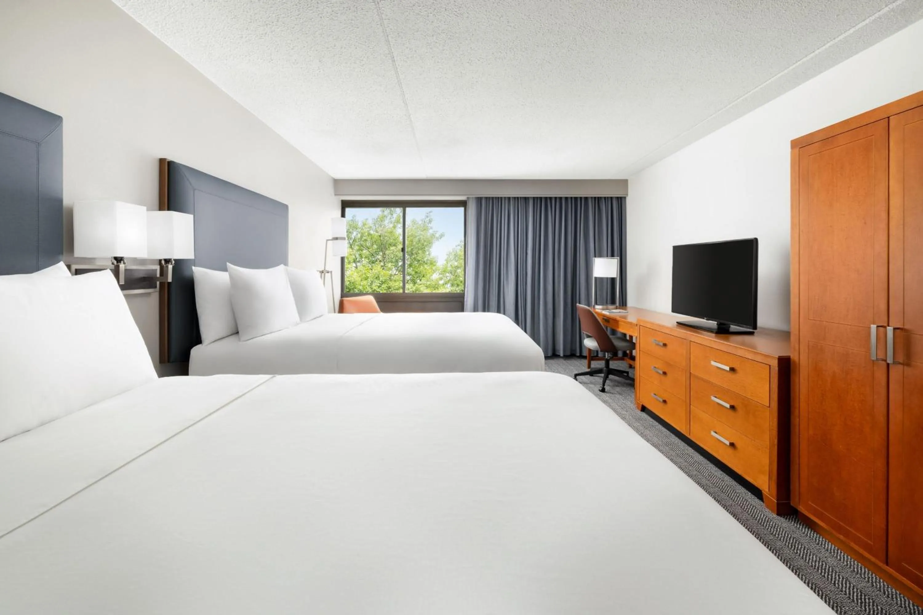 Photo of the whole room, Bed in Courtyard Montvale