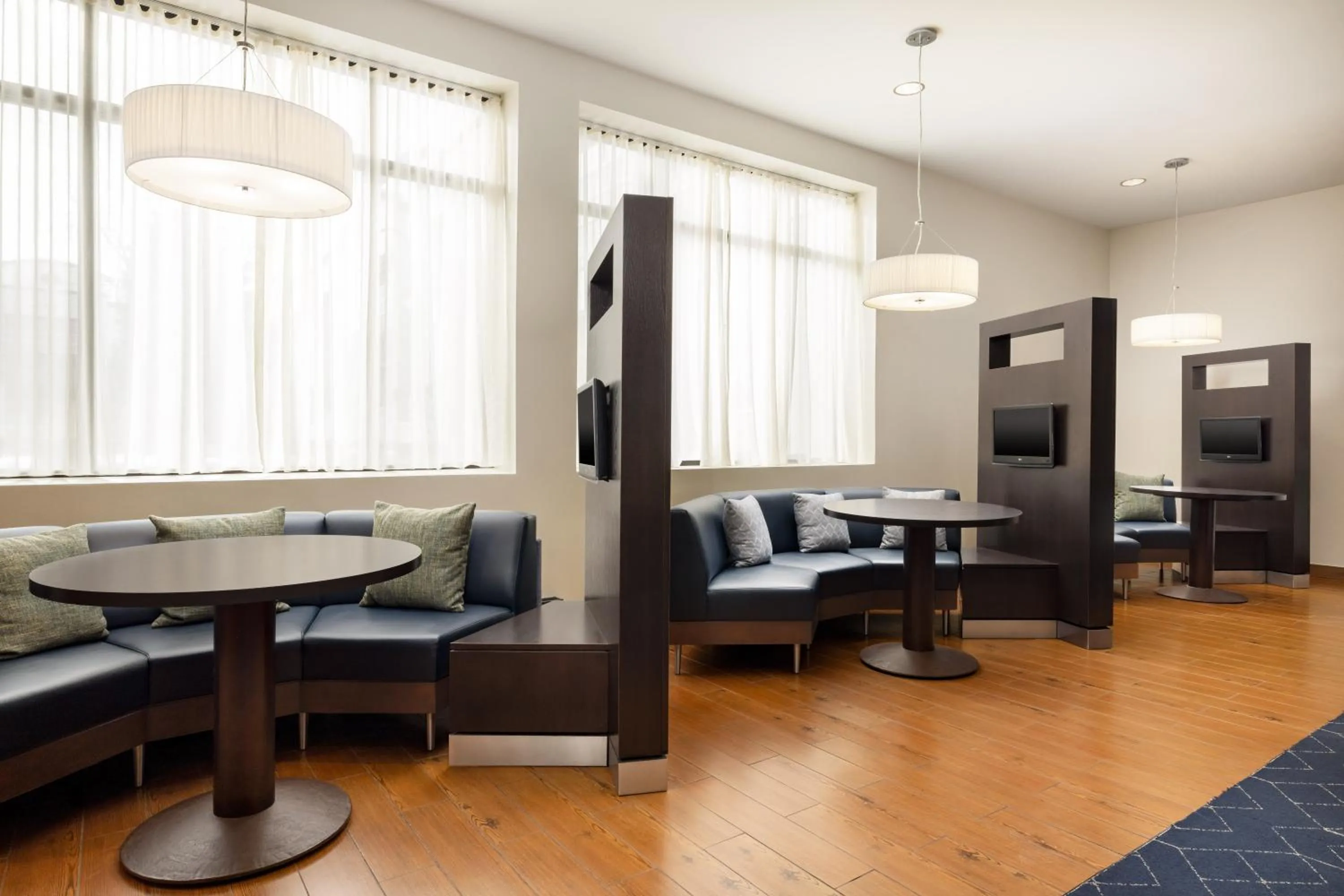 Seating area in Courtyard by Marriott Montvale