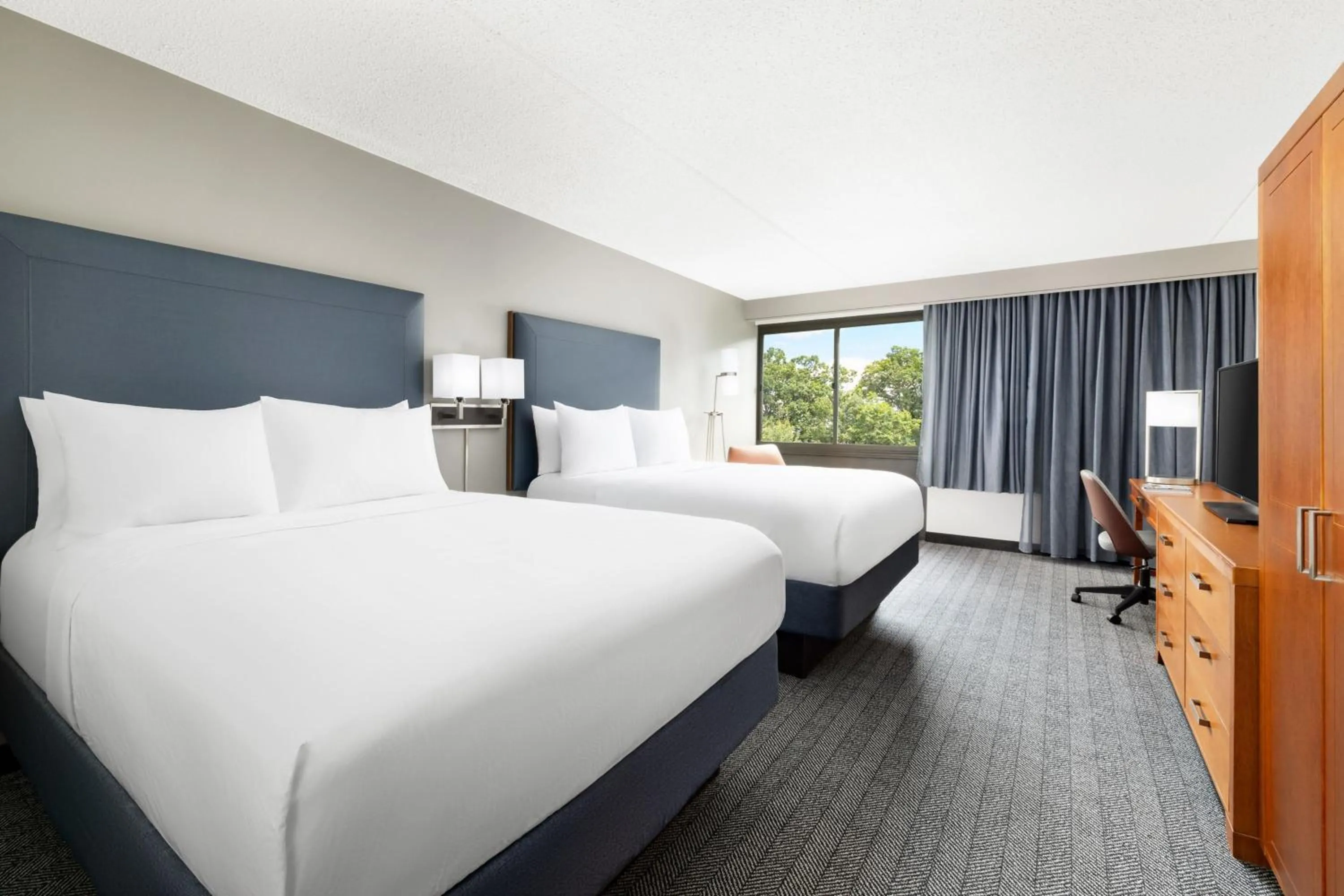 Photo of the whole room, Bed in Courtyard Montvale