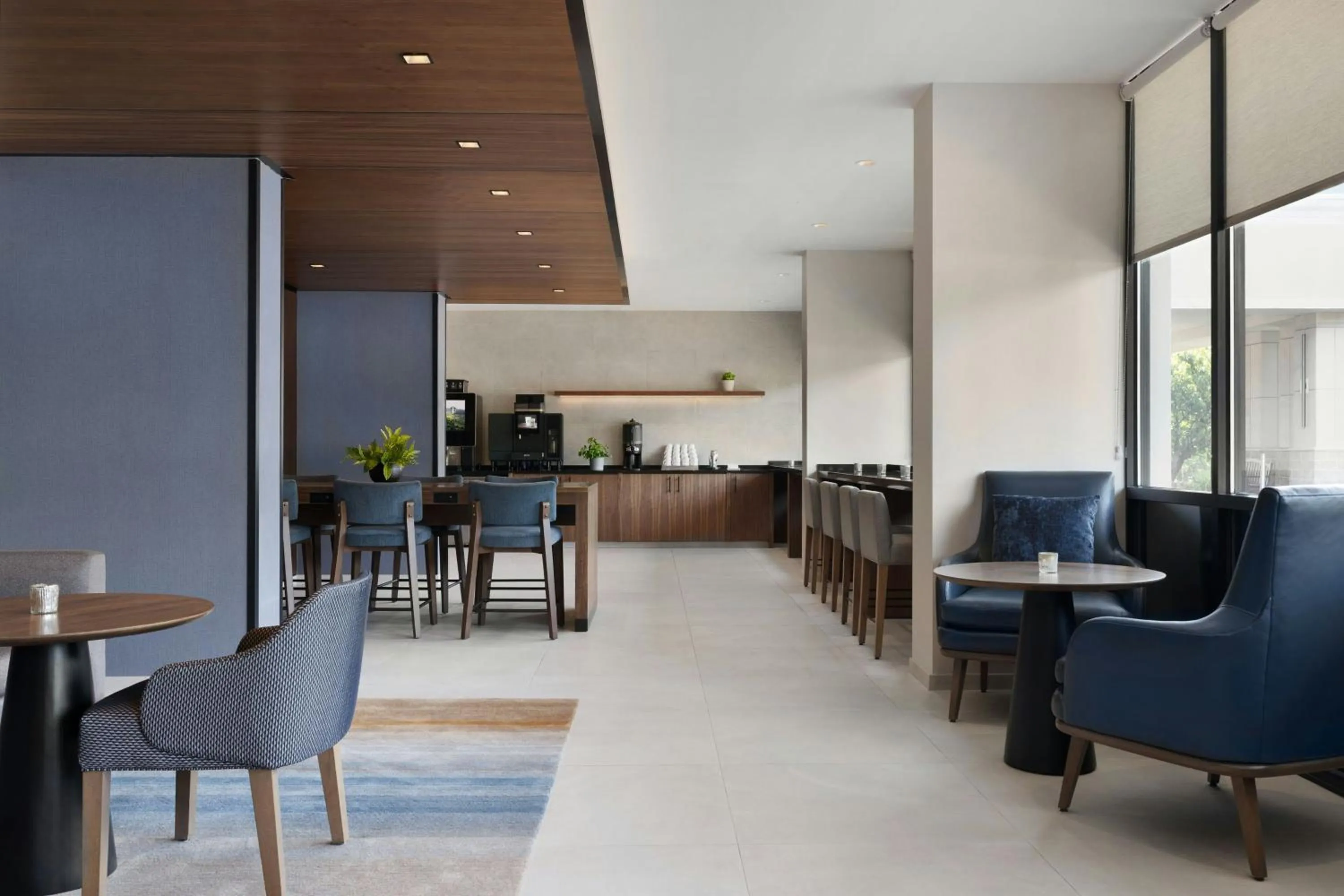 Lounge or bar in Marriott Saddle Brook