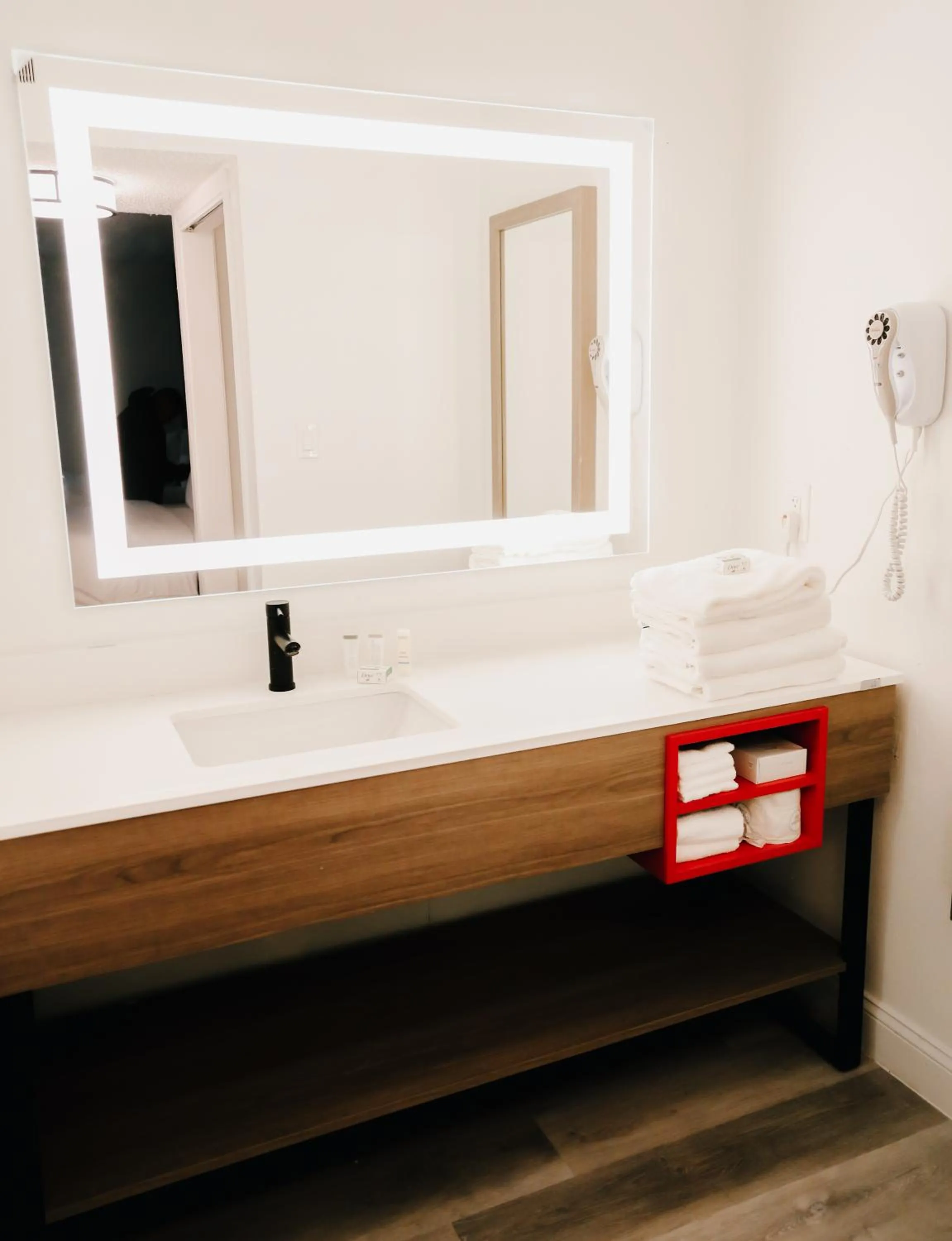 Bedroom, Bed in Hawthorn Suites by Wyndham Tinton Falls