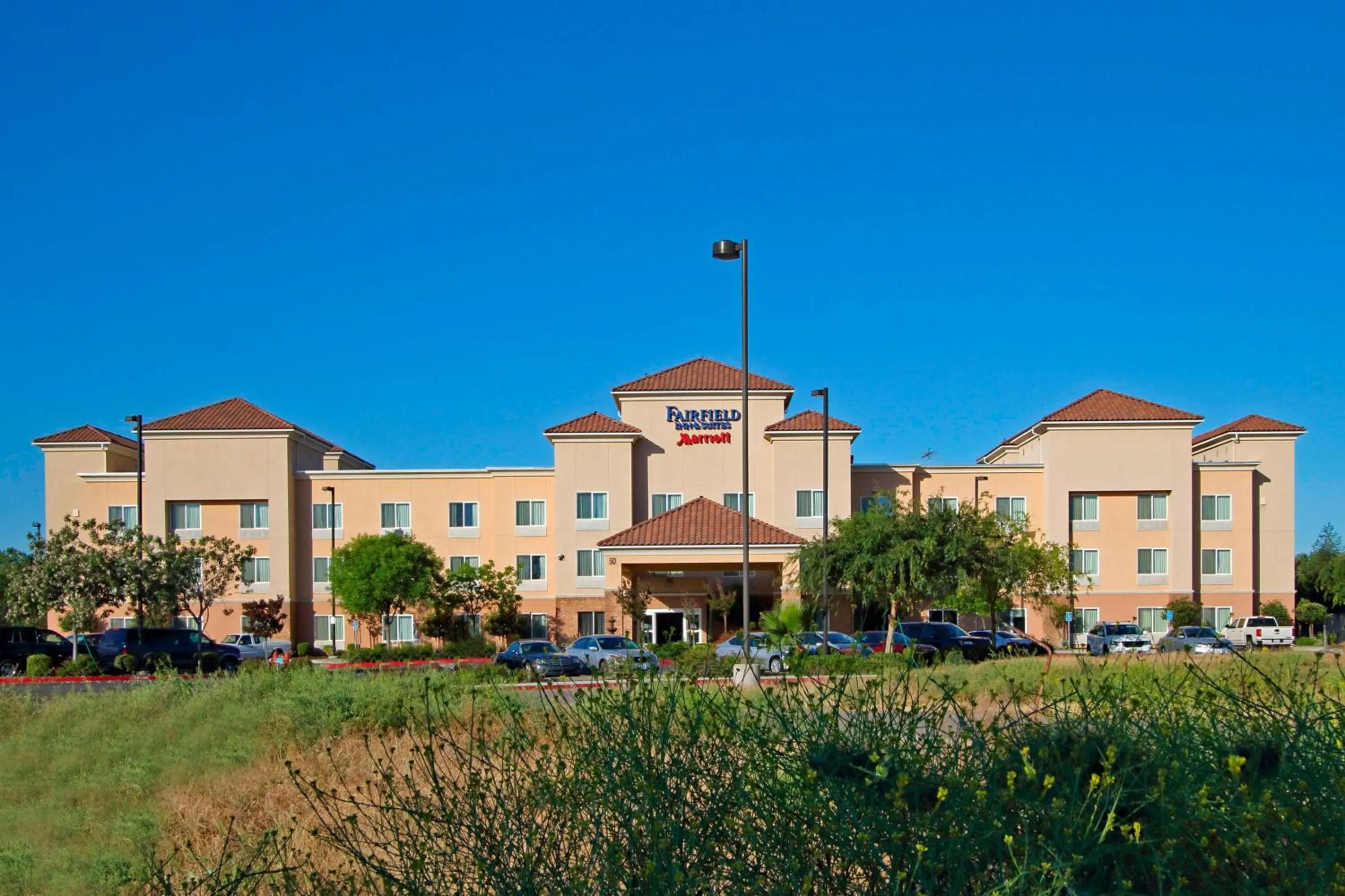 Property building in Fairfield Inn & Suites Fresno Clovis