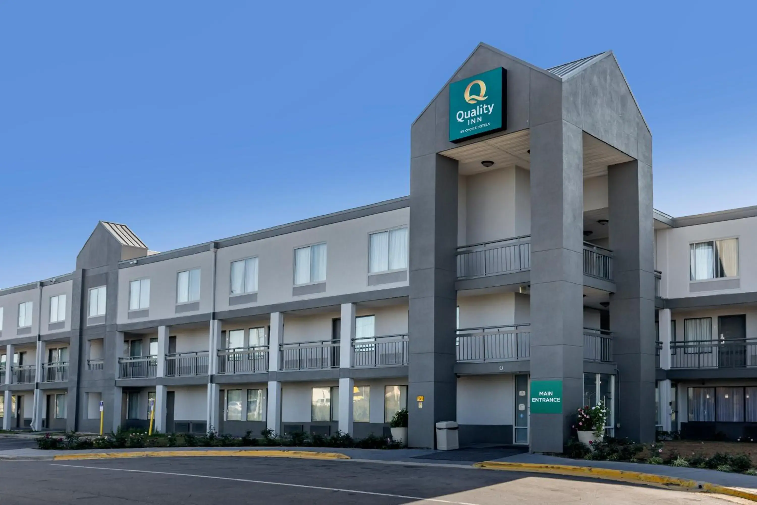 Property building in Quality Inn Fayetteville near Fort Bragg Property building in Quality Inn Fayetteville near Fort Bragg
