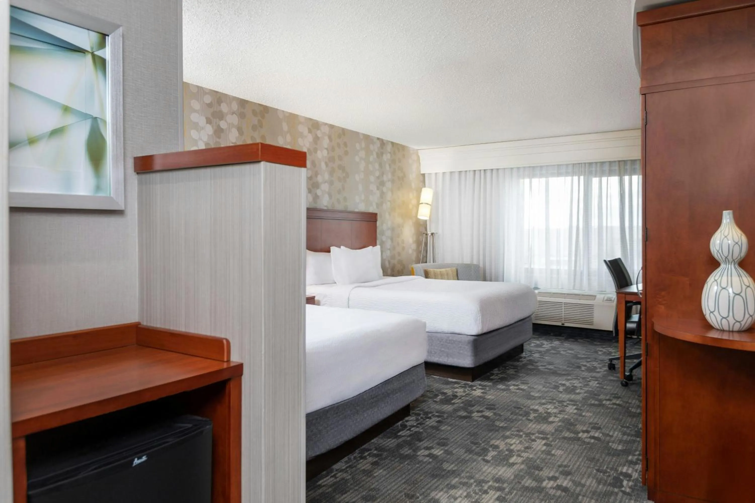 Photo of the whole room, Bed in Courtyard By Marriott Sioux Falls