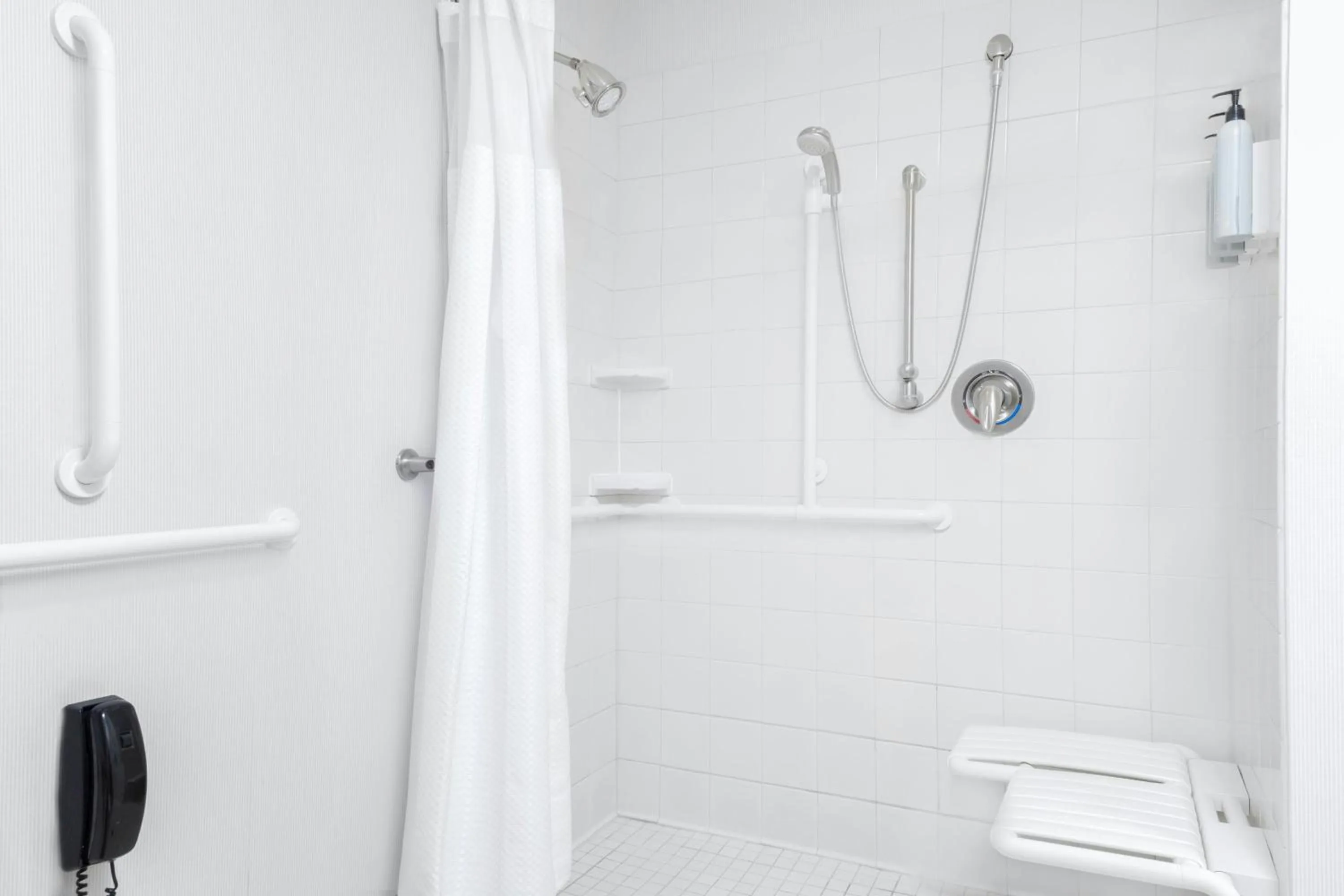 Bathroom in Courtyard By Marriott Sioux Falls