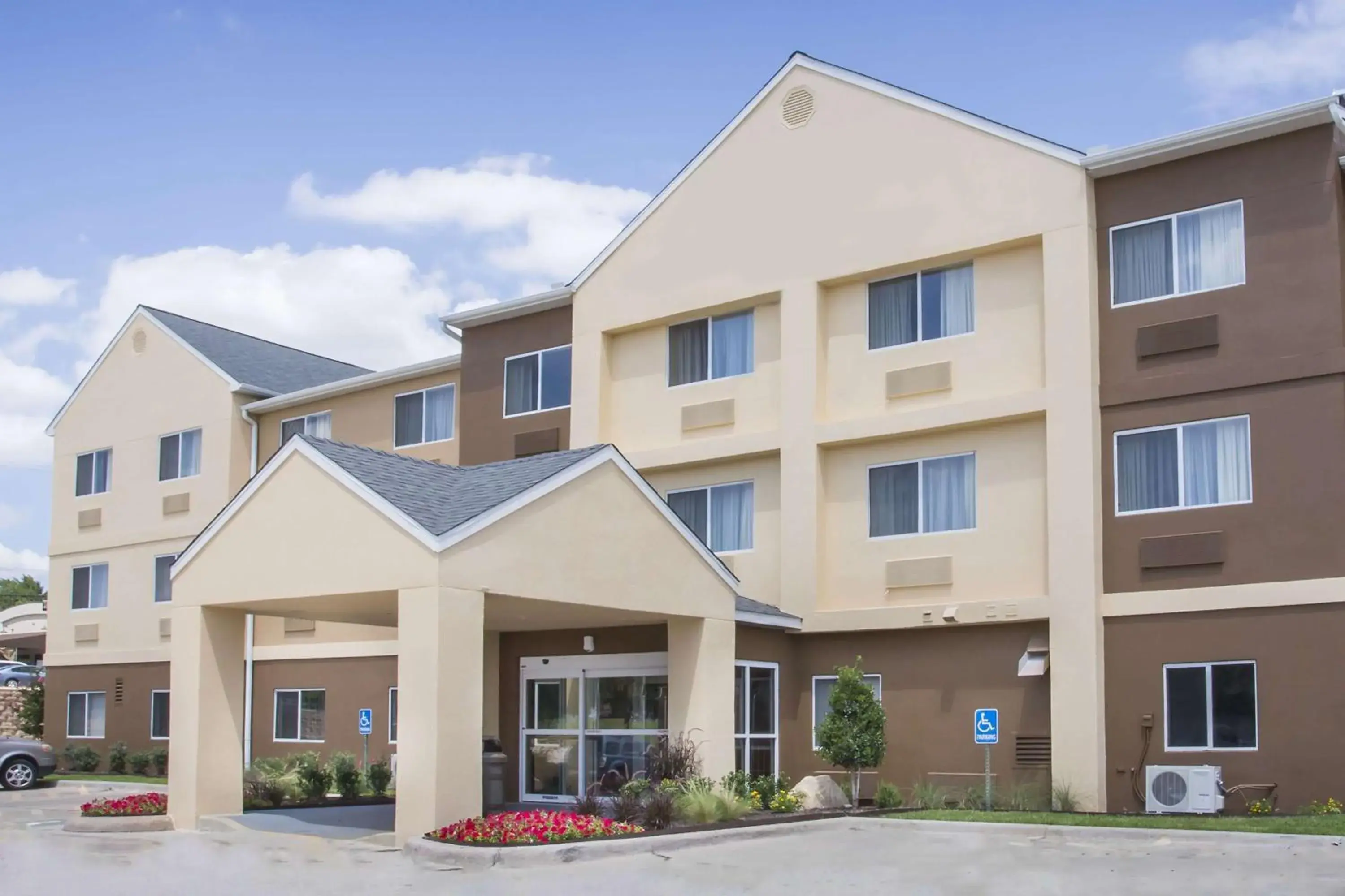 Property building in AmericInn by Wyndham Topeka Property building in AmericInn by Wyndham Topeka