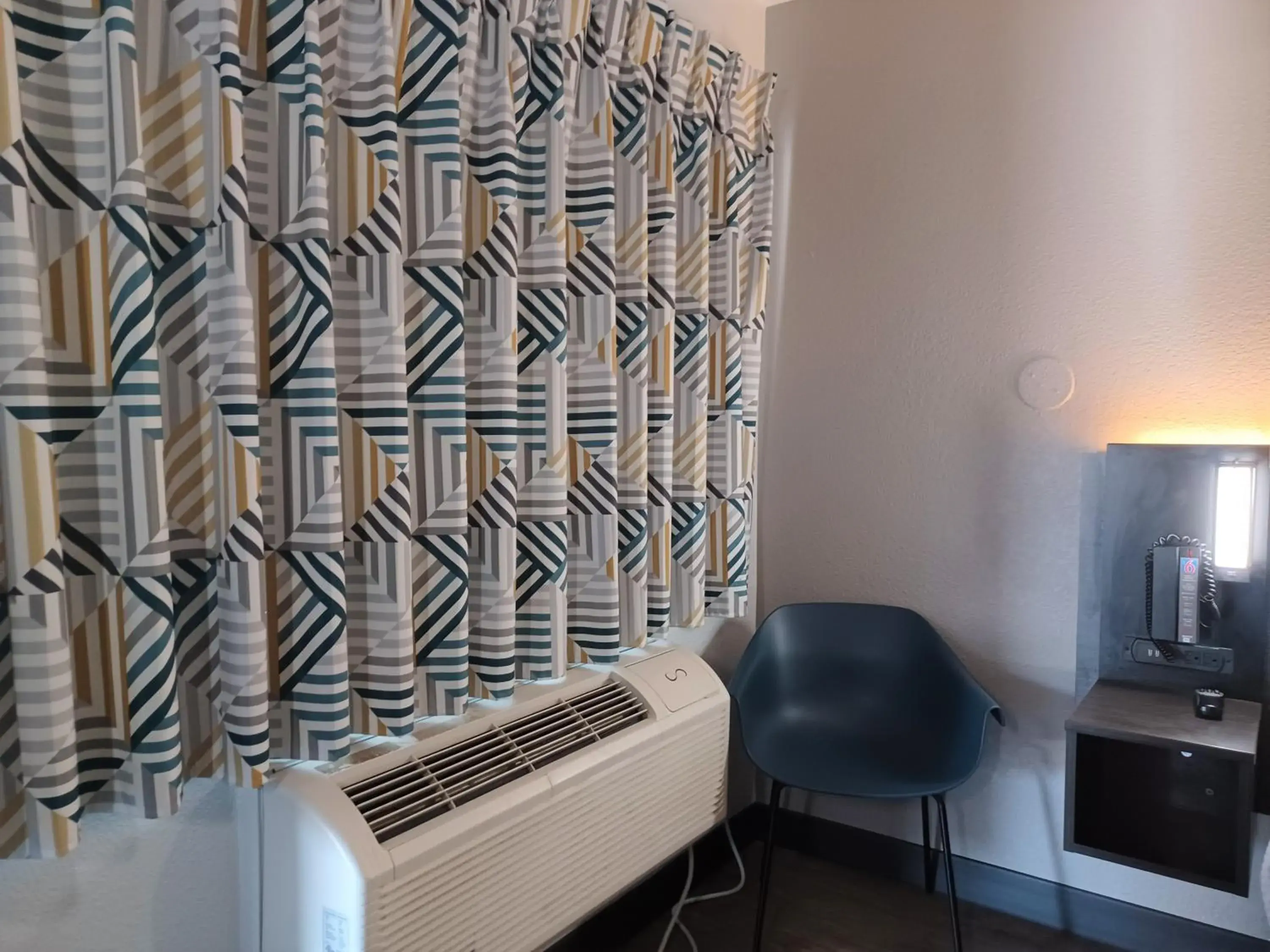 Bedroom in Motel 6-Fresno, CA - Blackstone North Bedroom in Motel 6-Fresno, CA - Blackstone North